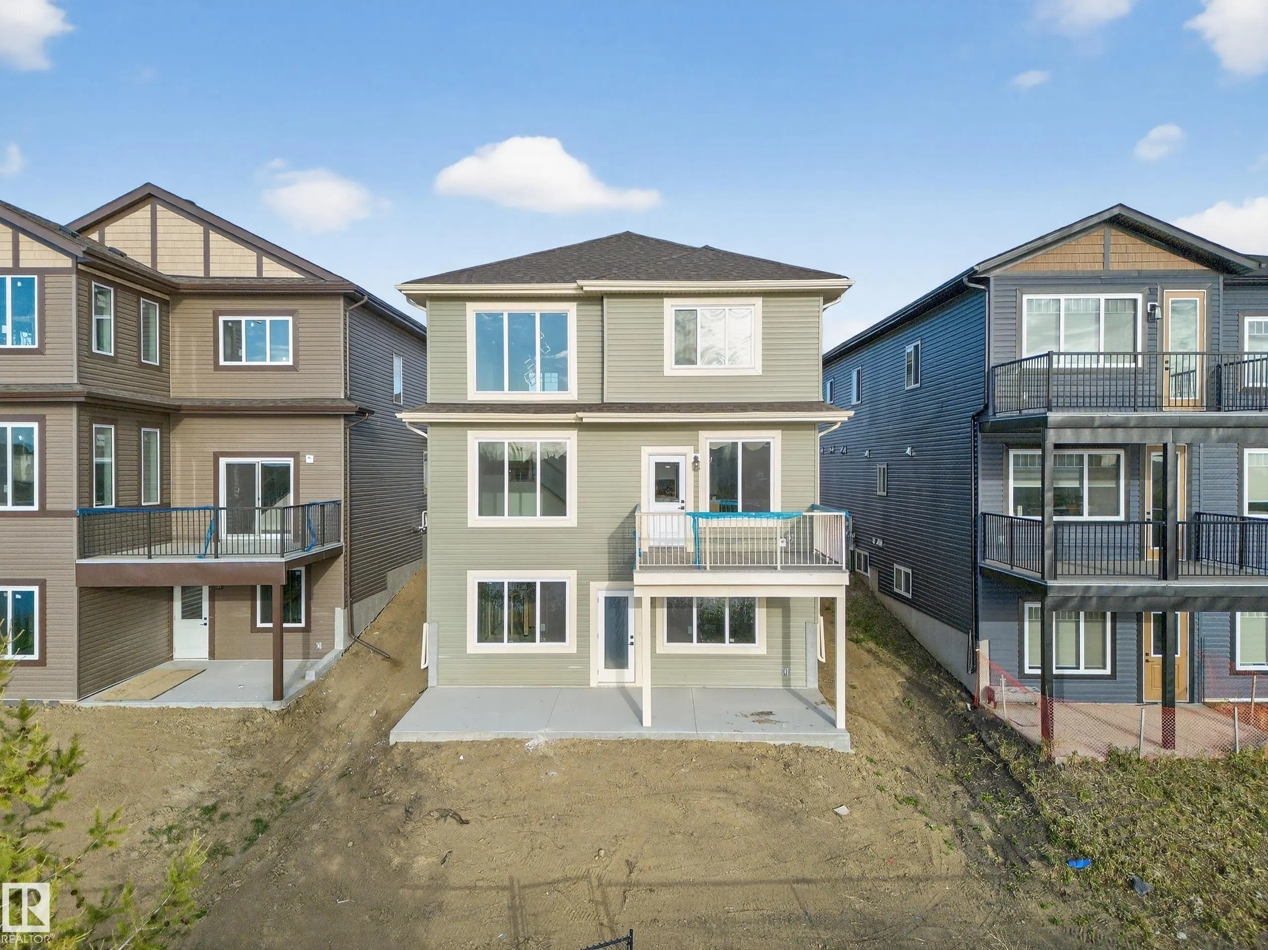 472 ROBERTS Crescent