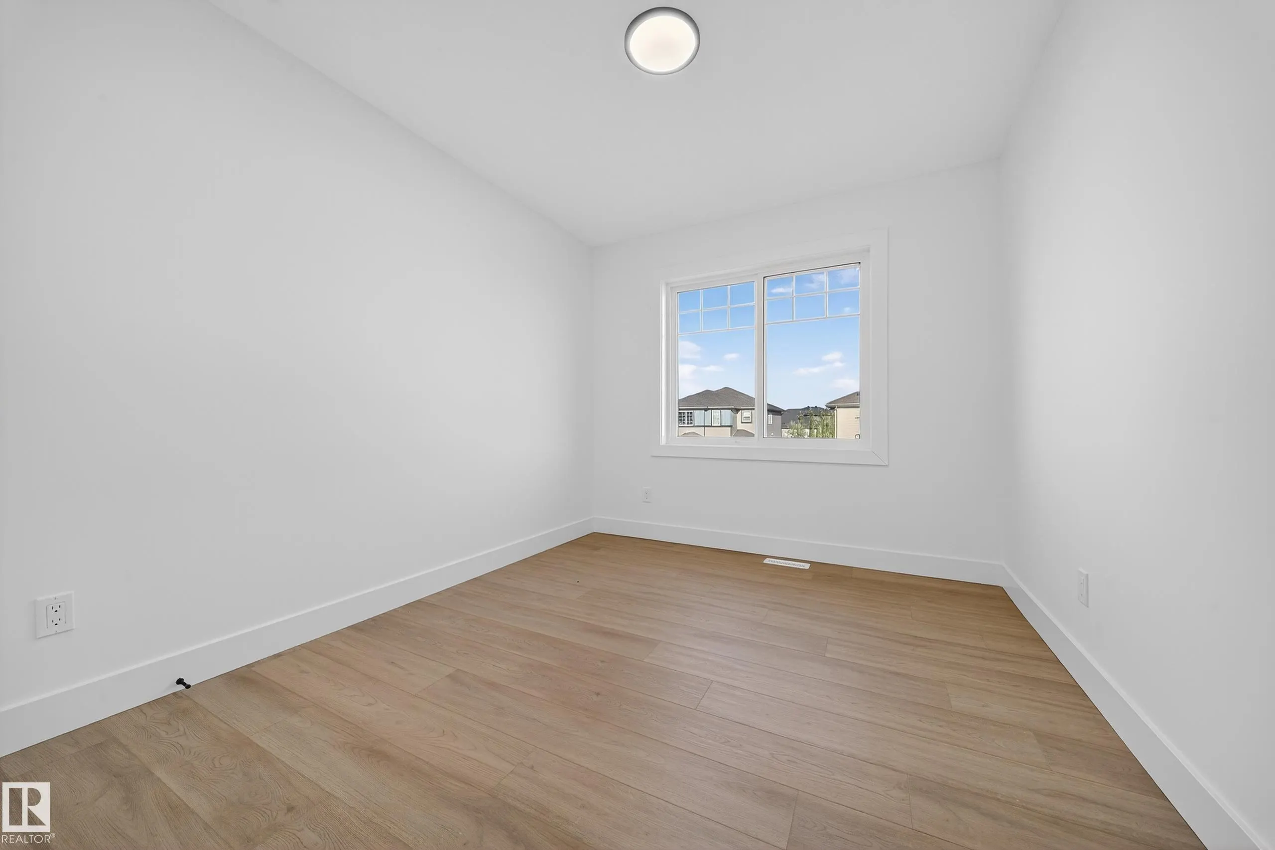 472 ROBERTS Crescent