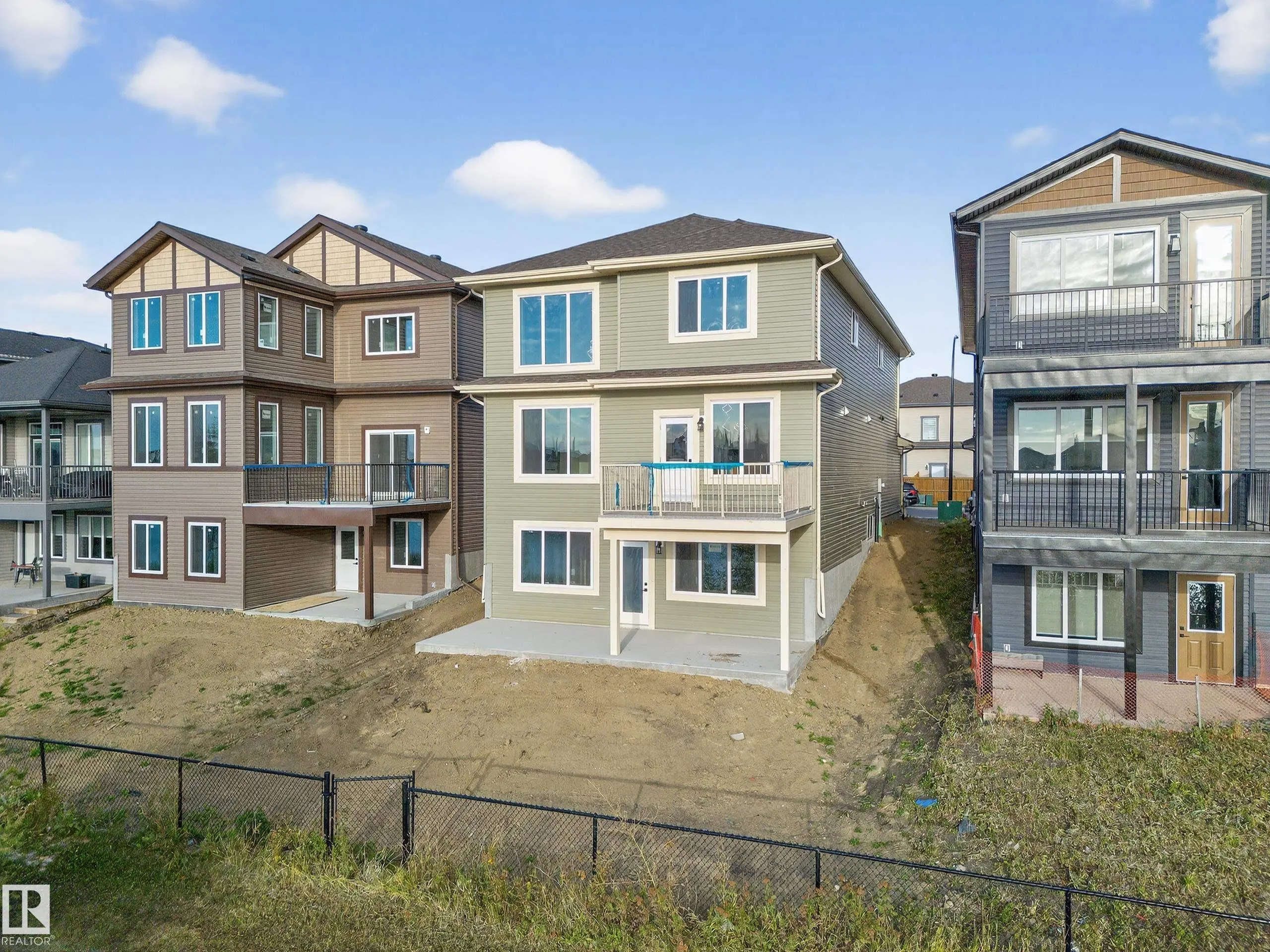 472 ROBERTS Crescent