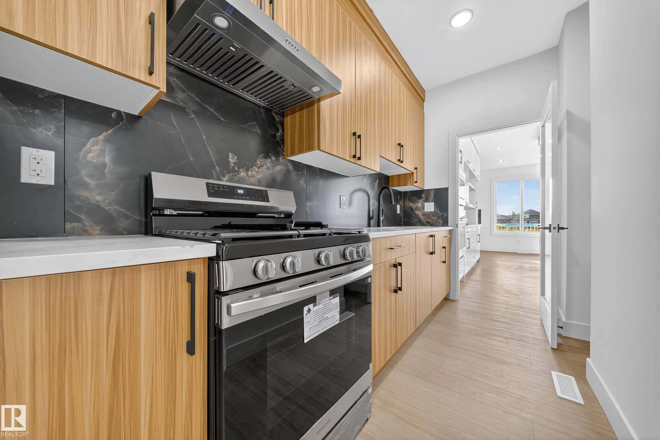 472 ROBERTS Crescent