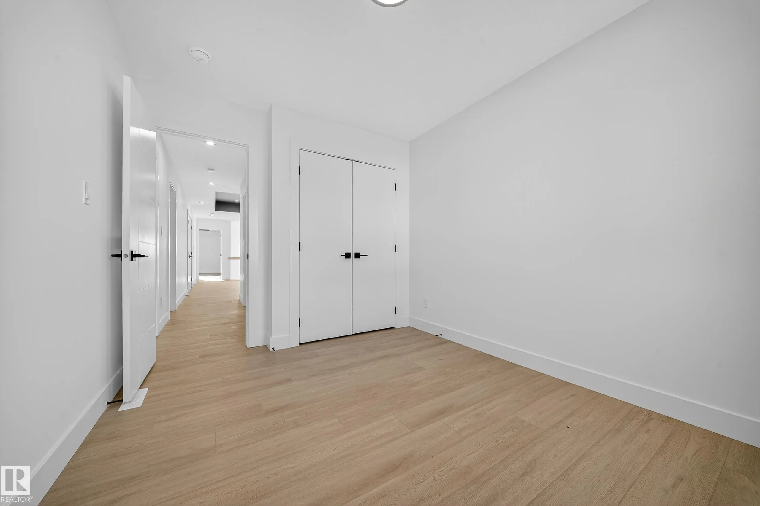 472 ROBERTS Crescent