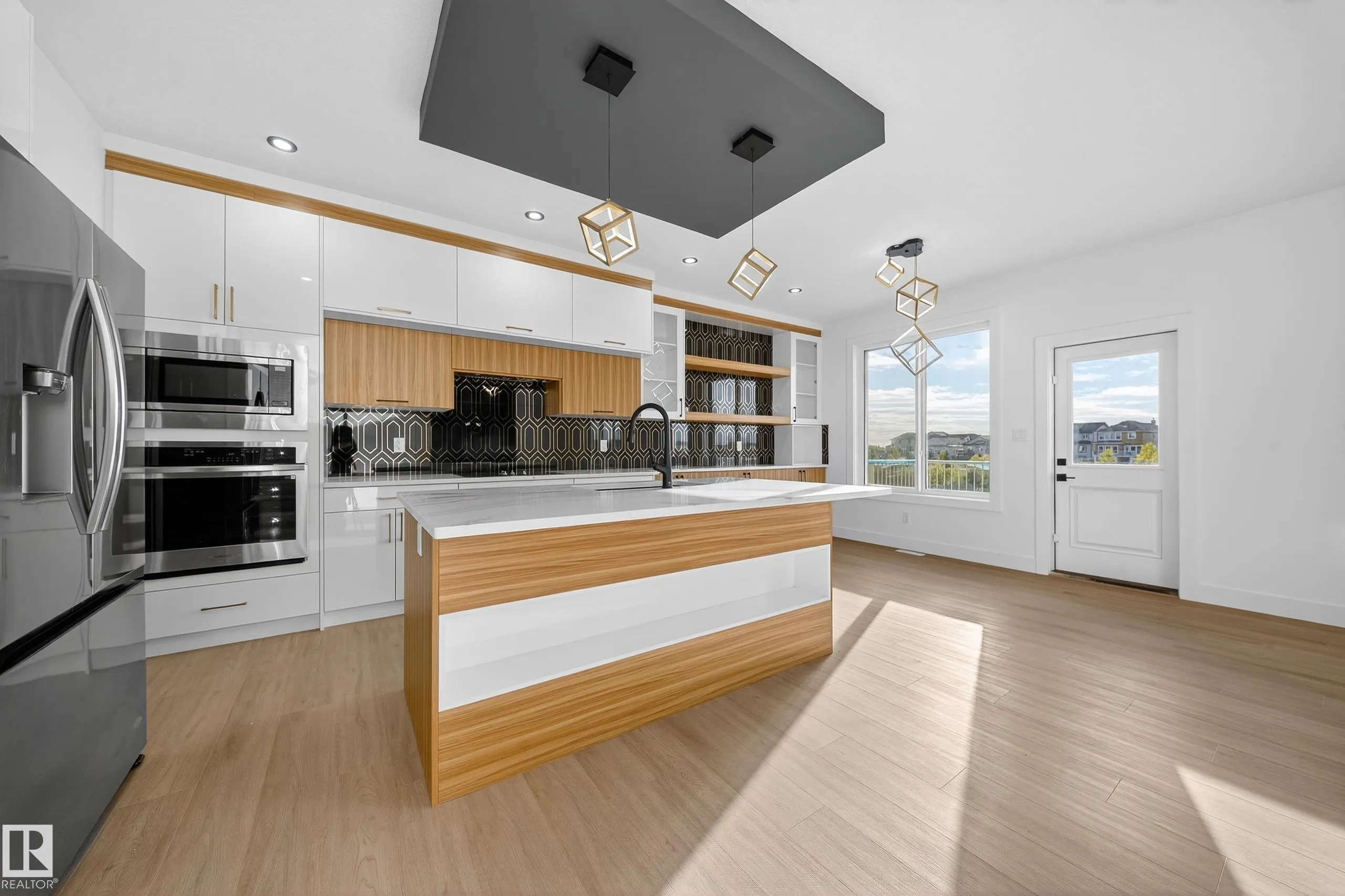472 ROBERTS Crescent