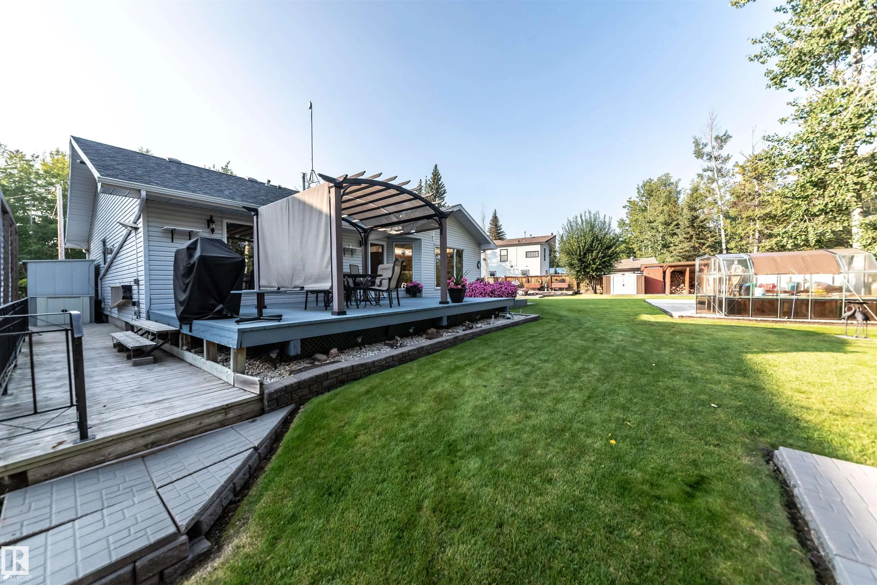 1087 10 Street