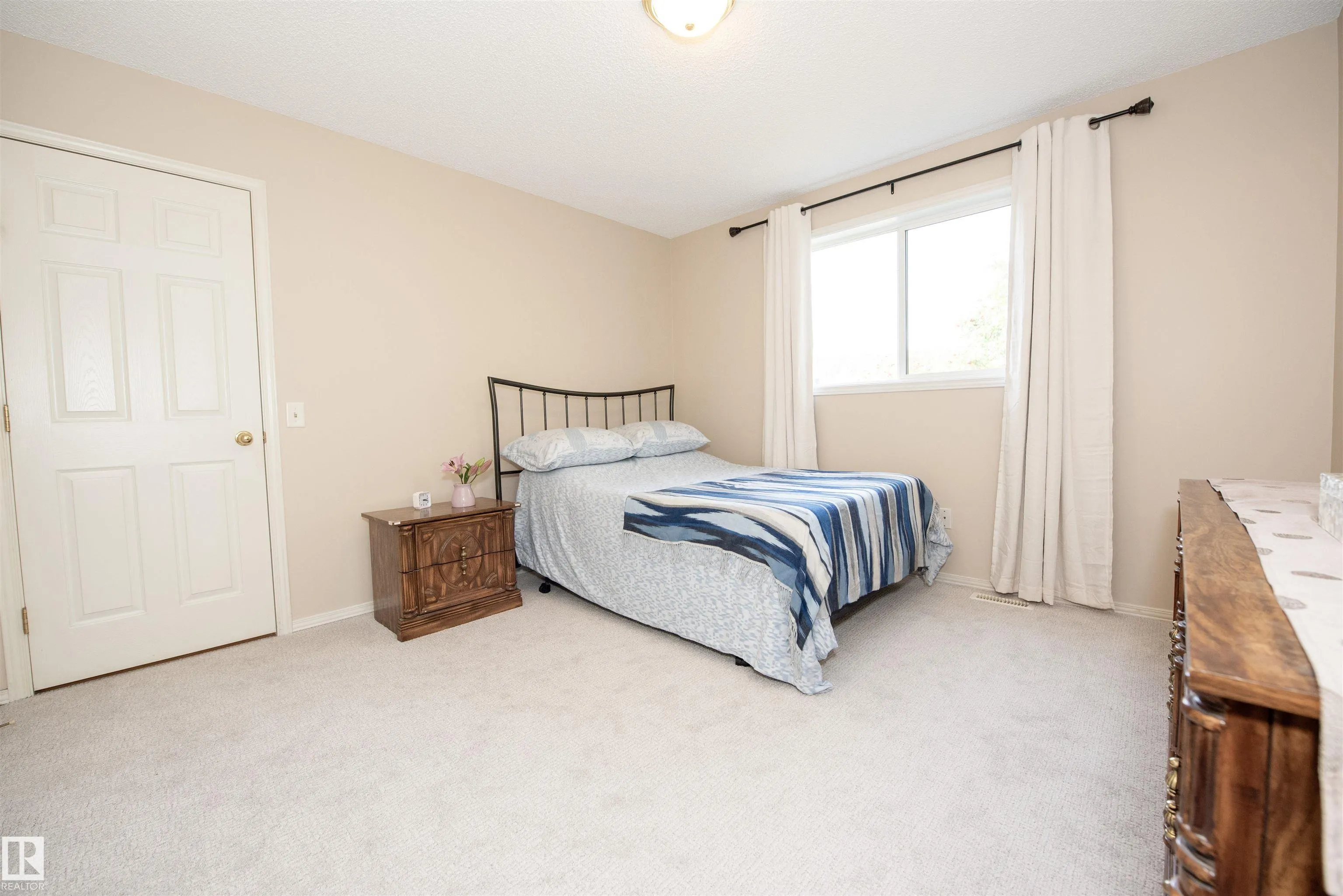 33 EASTCOTT Drive