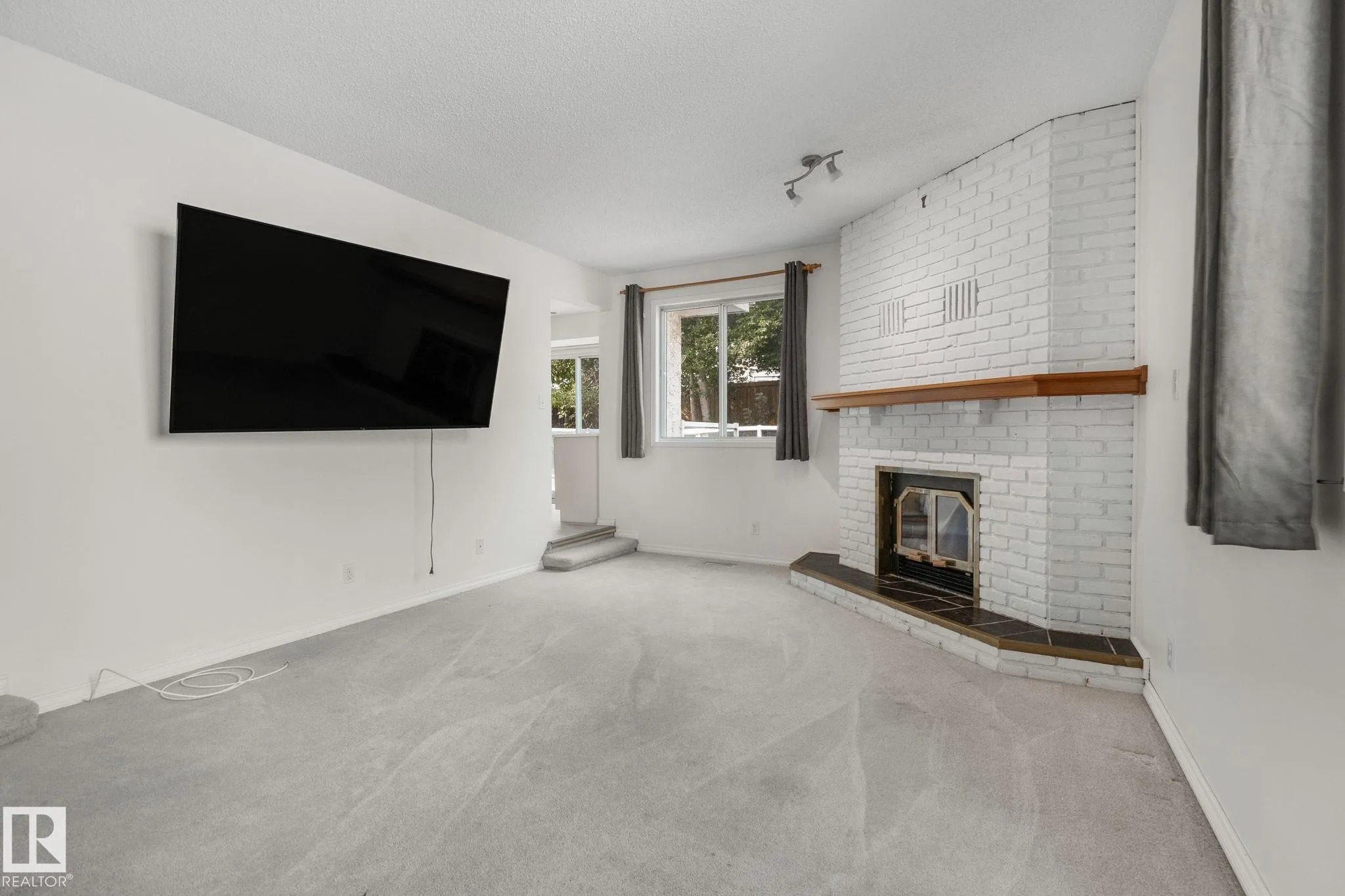 4 LEXINGTON Drive