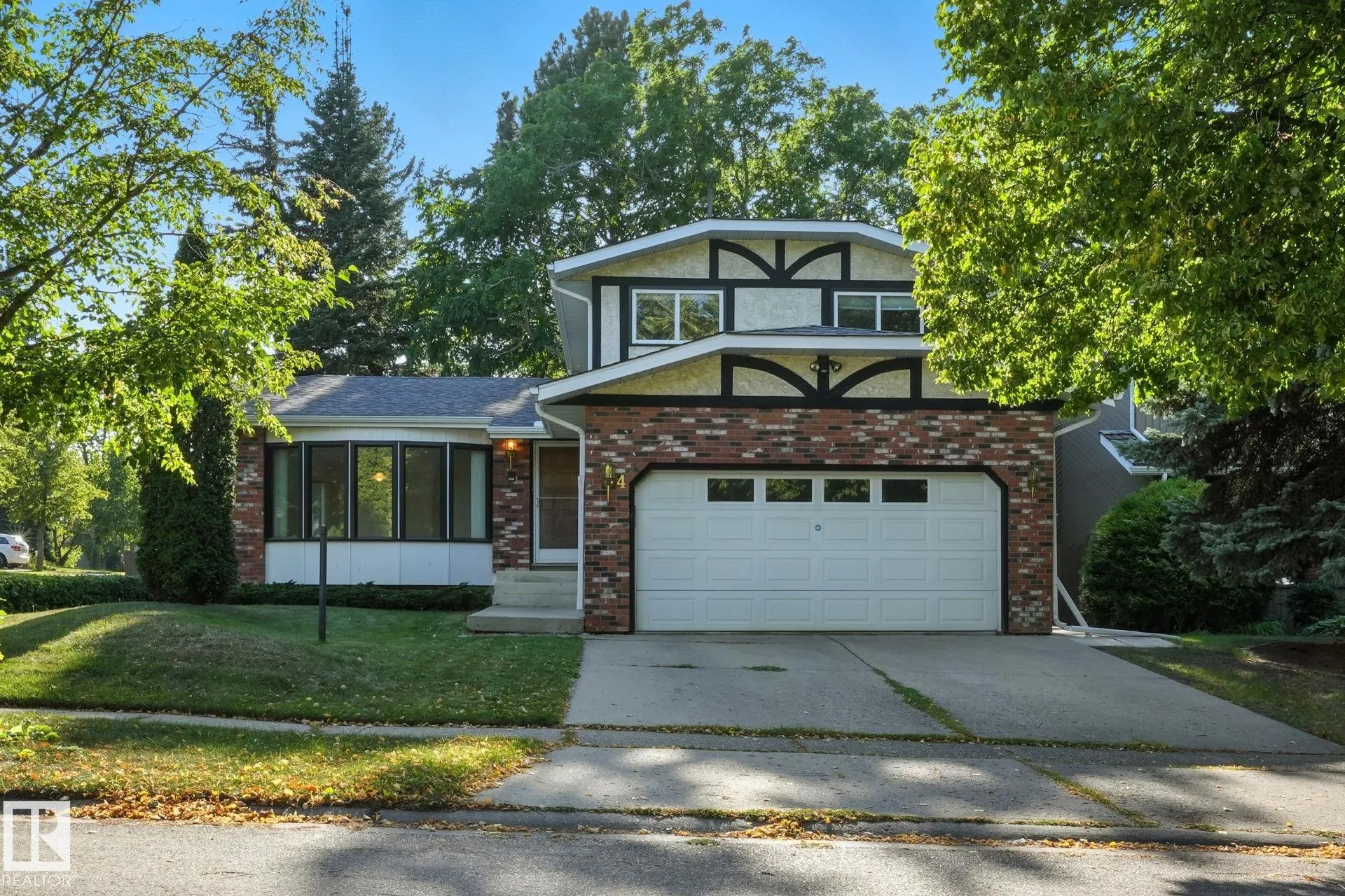 4 GLEN MEADOW Crescent