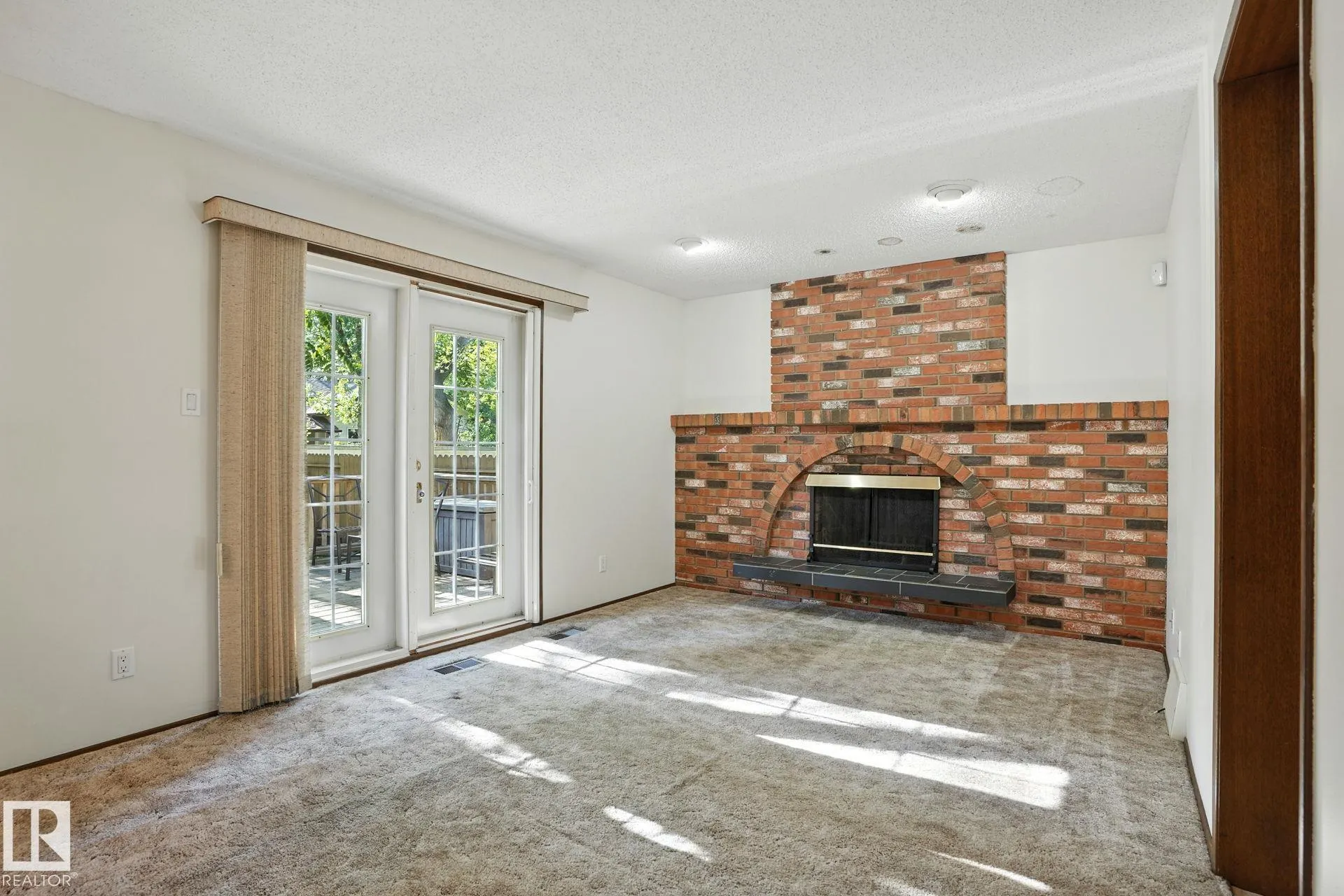 4 GLEN MEADOW Crescent