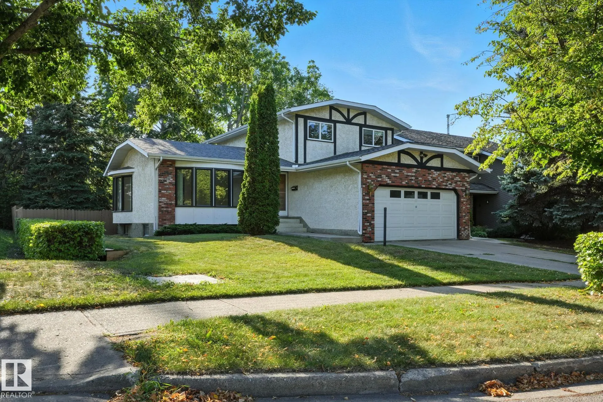 4 GLEN MEADOW Crescent