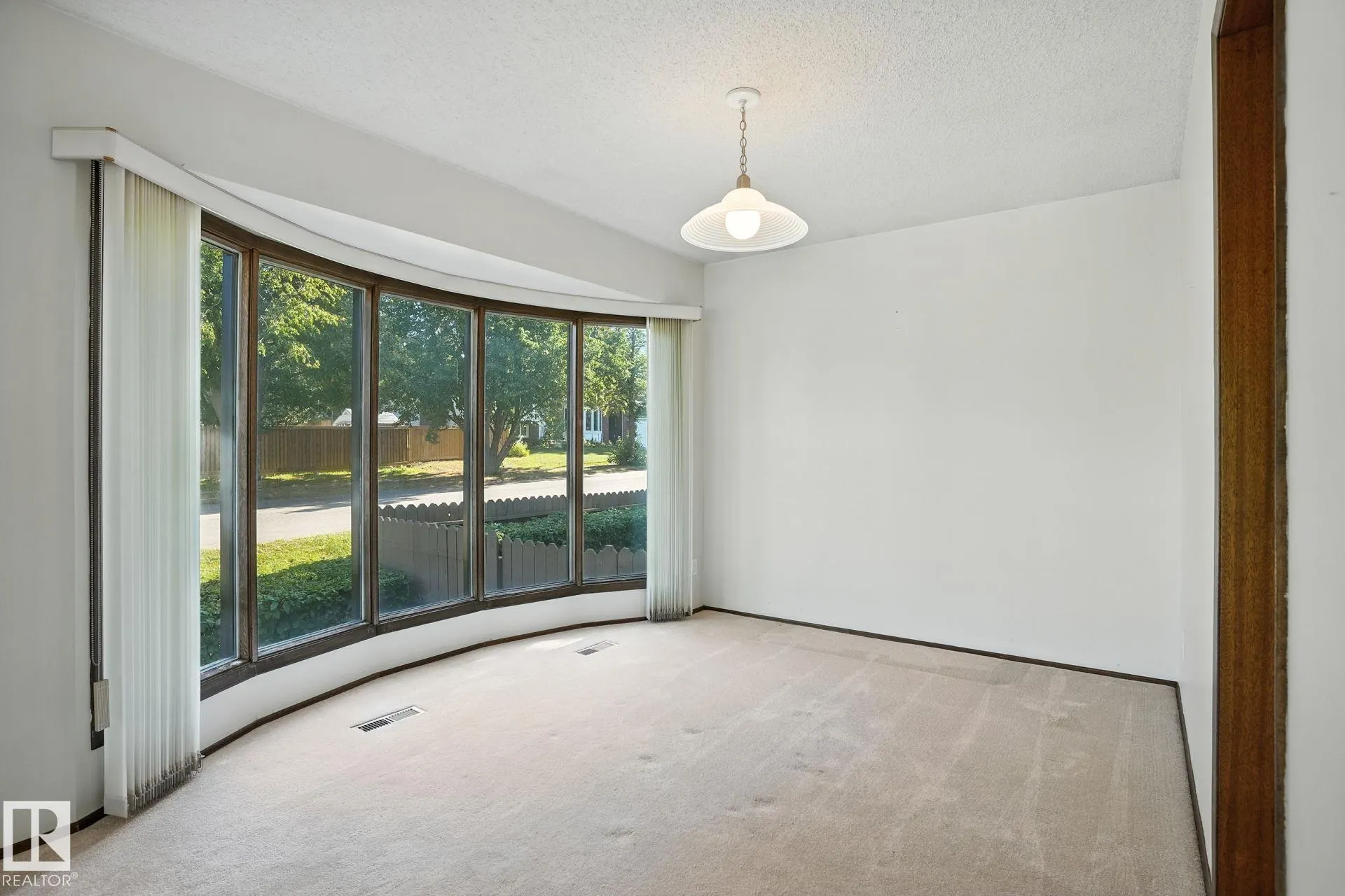 4 GLEN MEADOW Crescent