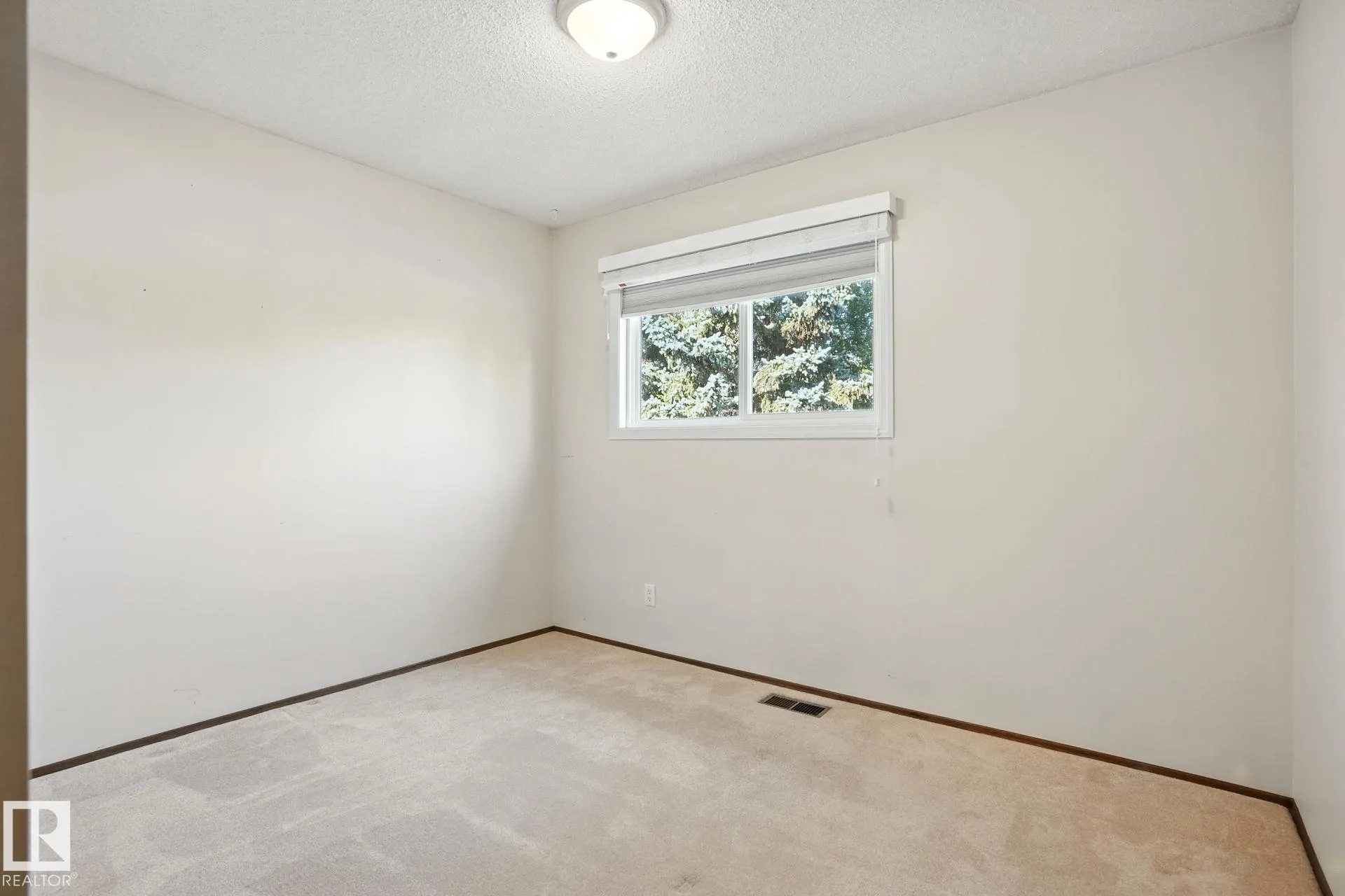 4 GLEN MEADOW Crescent
