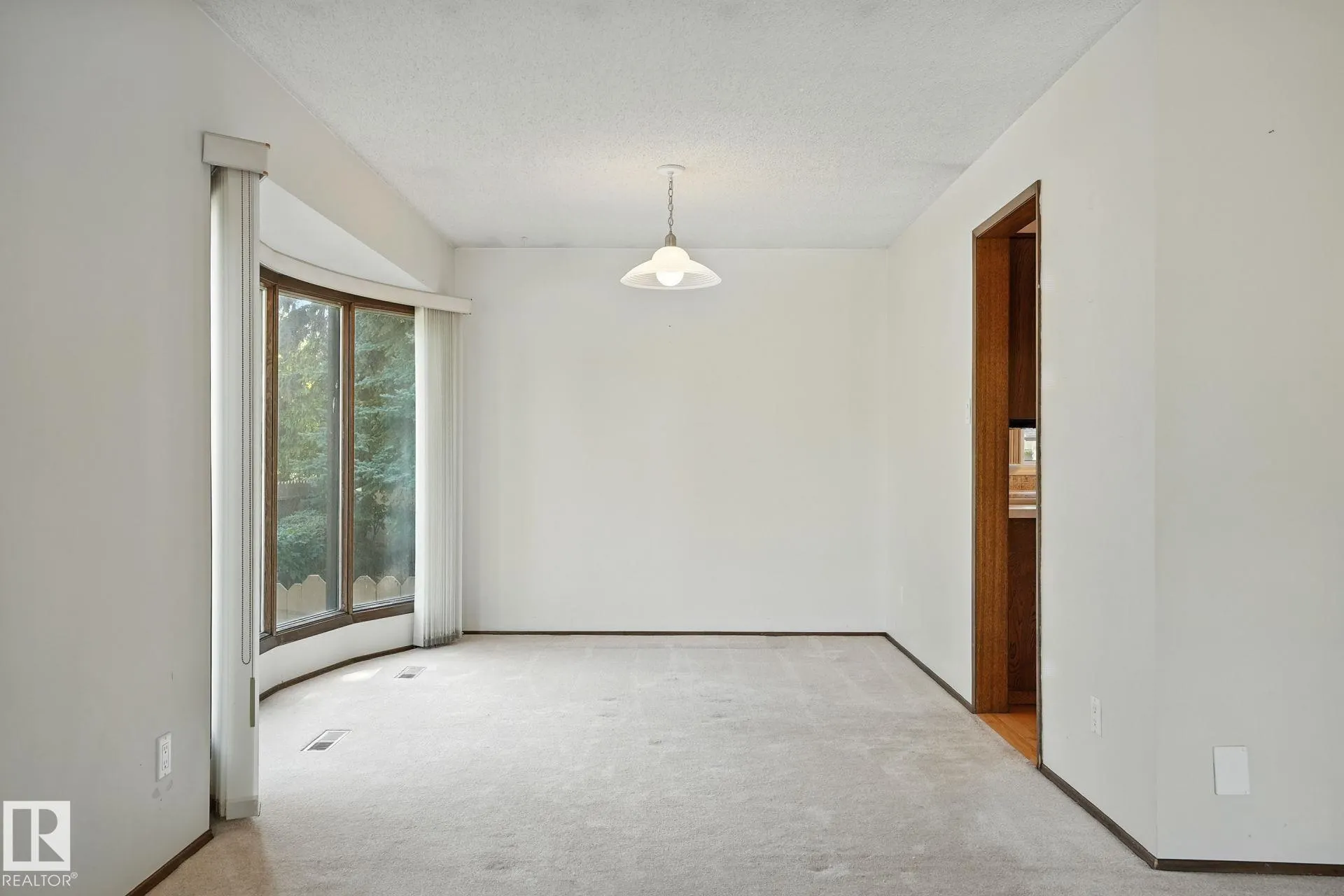 4 GLEN MEADOW Crescent