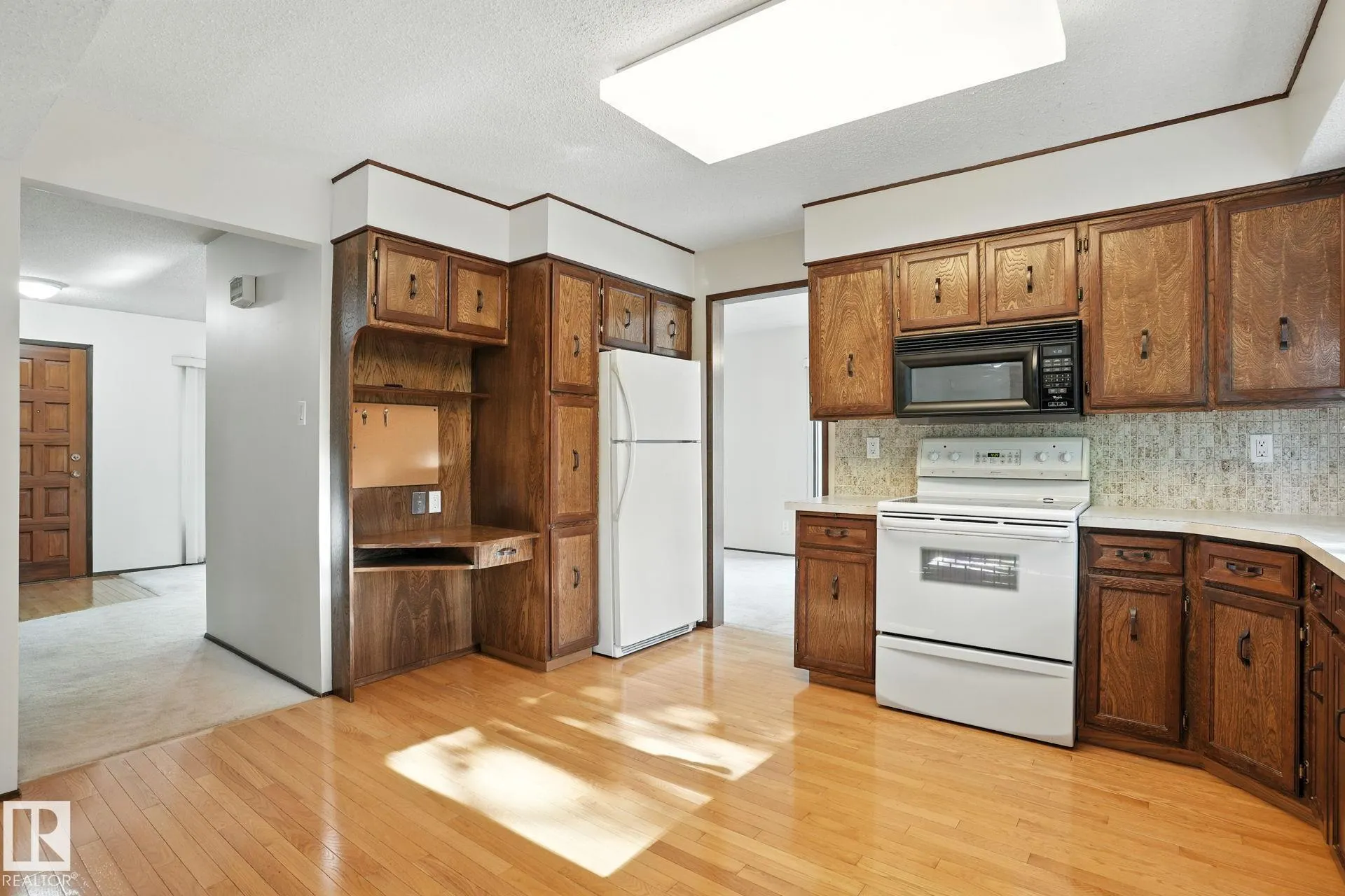 4 GLEN MEADOW Crescent