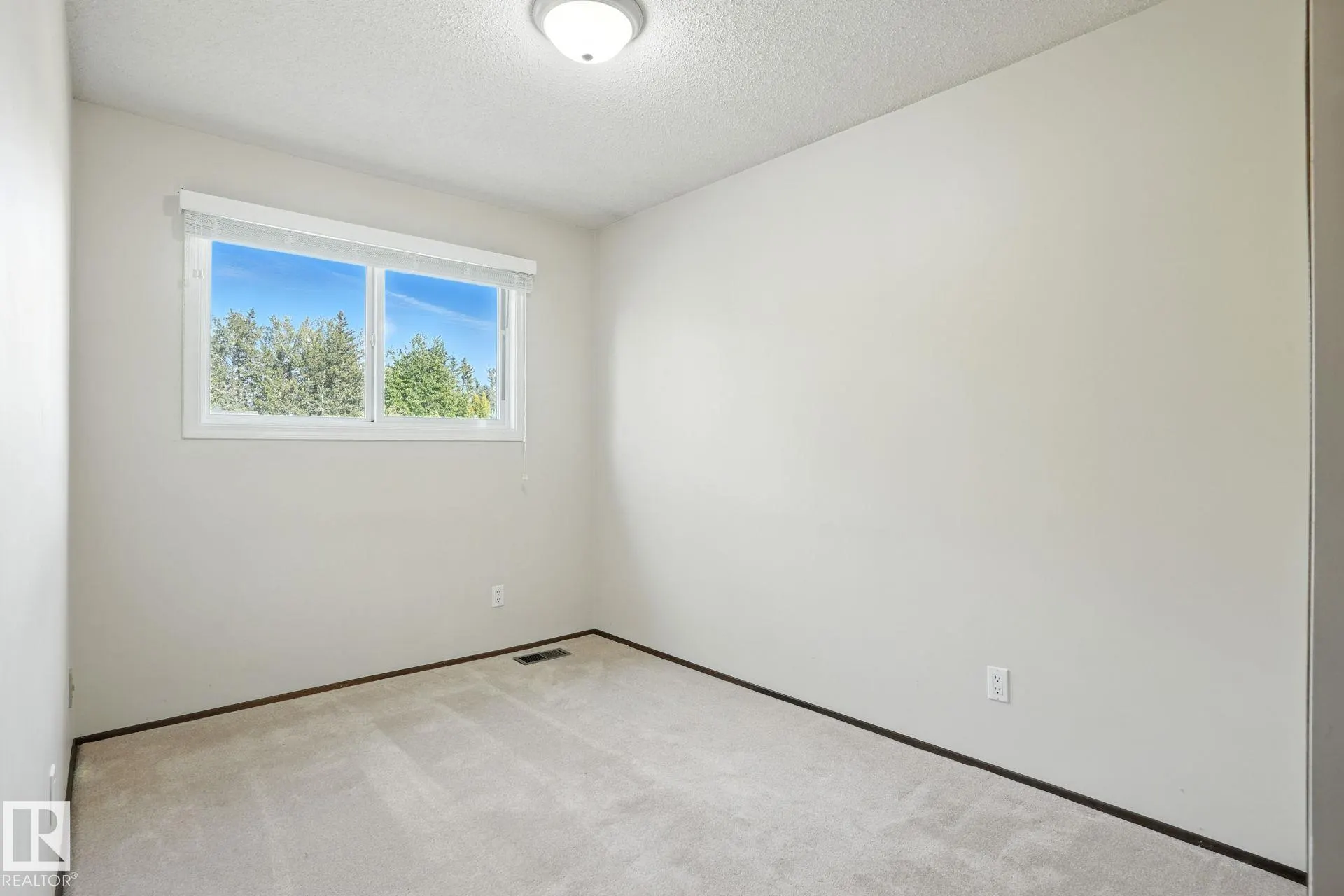 4 GLEN MEADOW Crescent