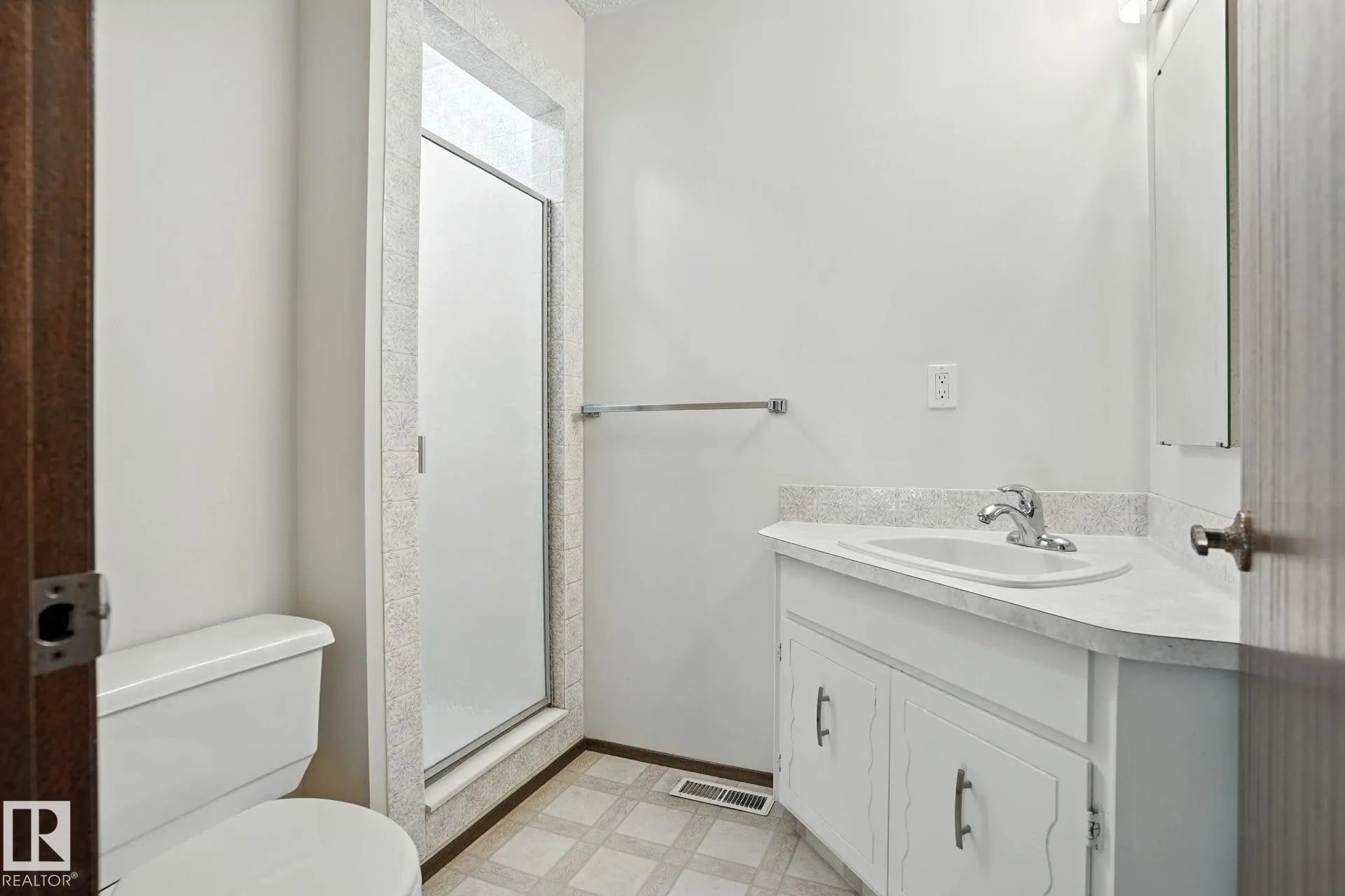 4 GLEN MEADOW Crescent