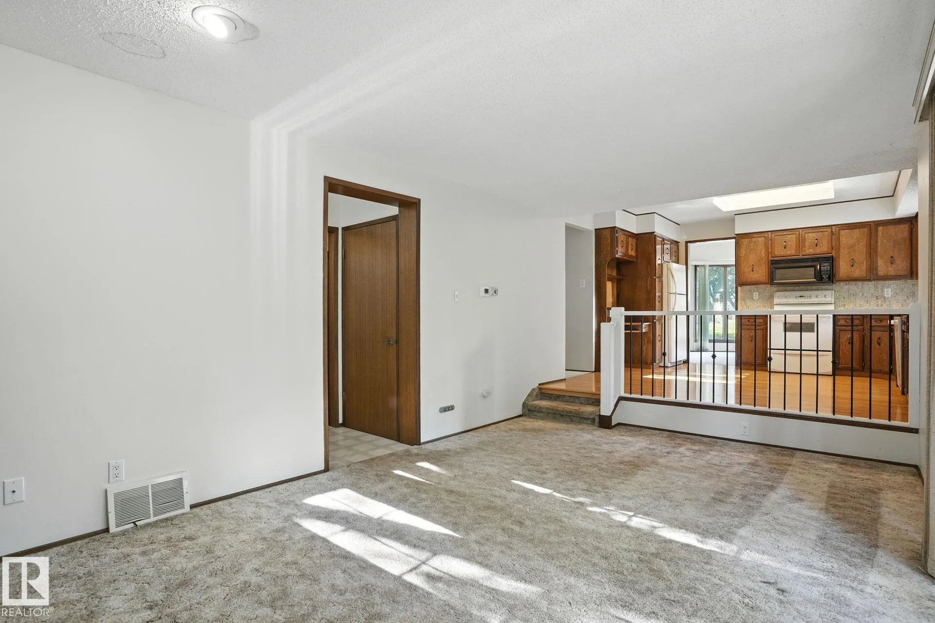 4 GLEN MEADOW Crescent