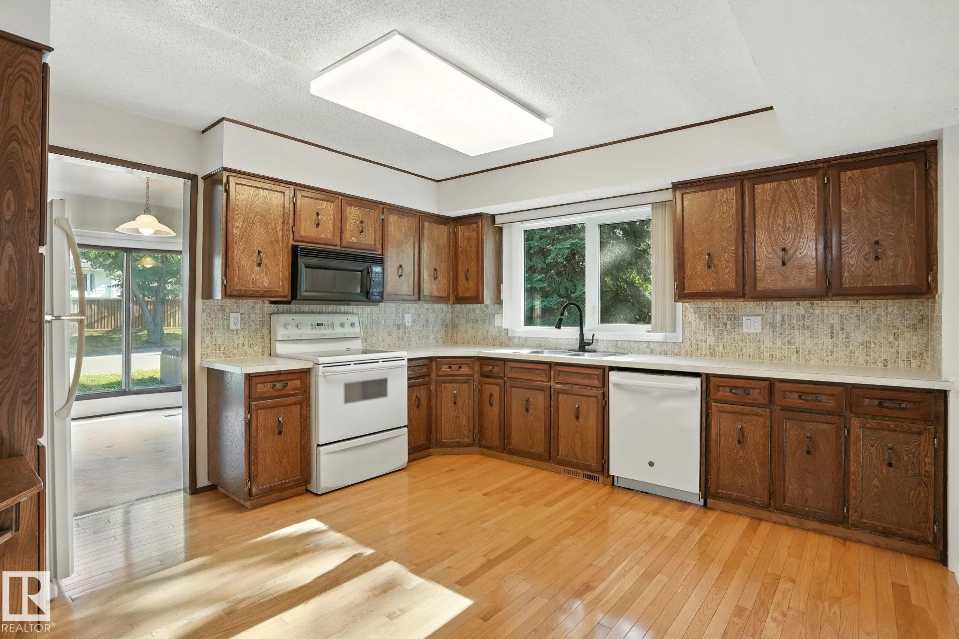 4 GLEN MEADOW Crescent
