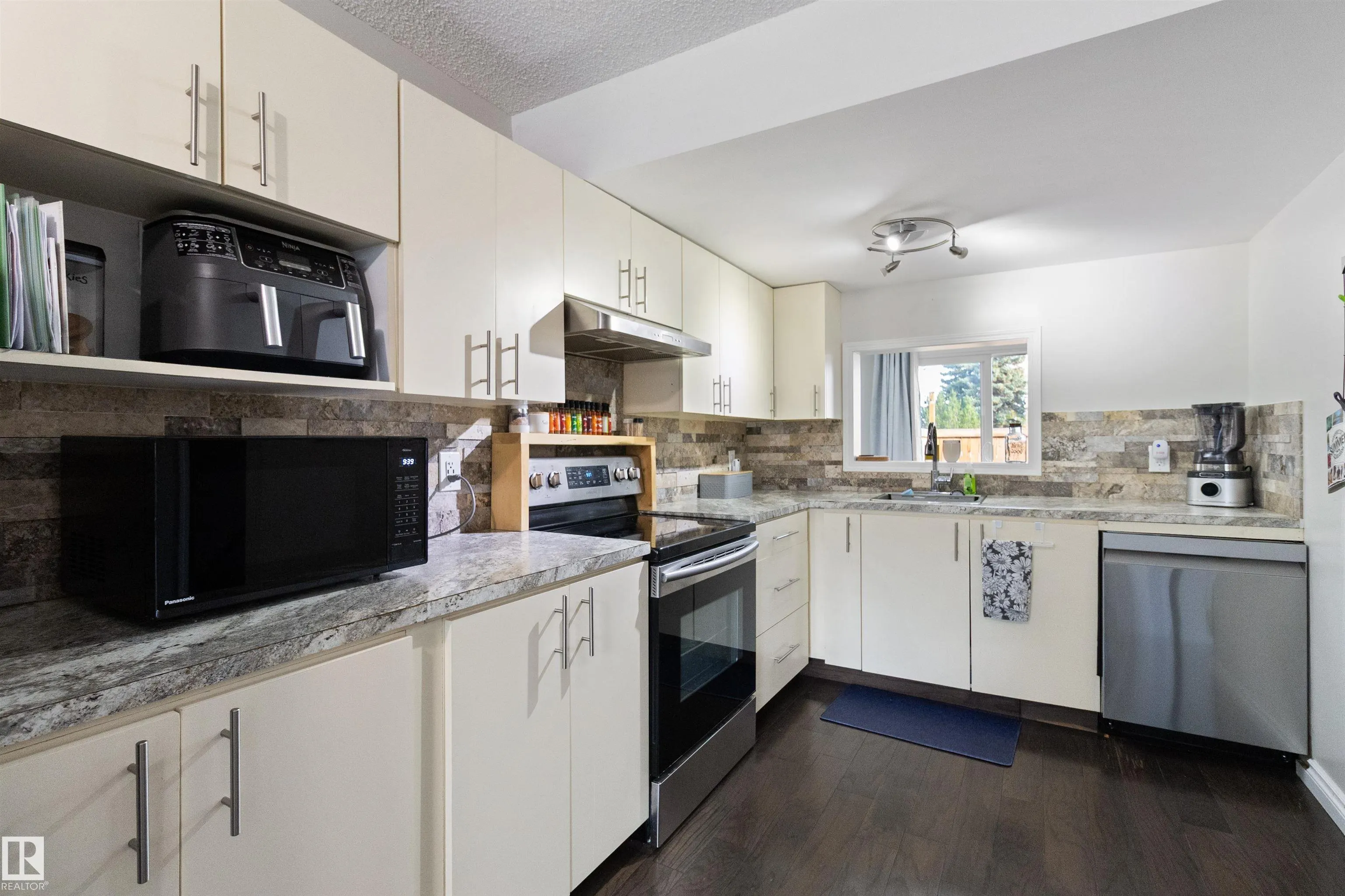 199 GRANDIN Village