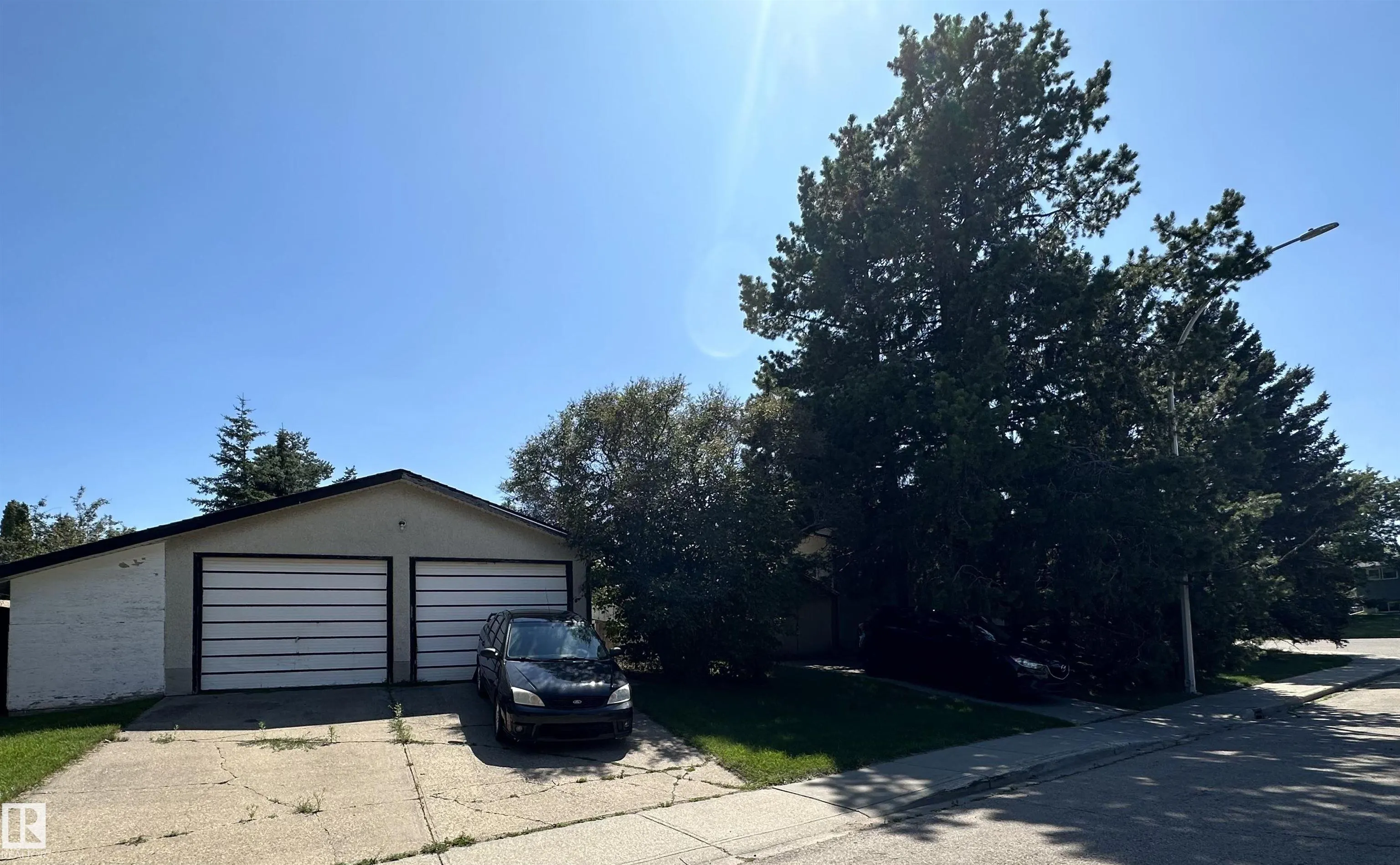 16 MILBURN Crescent