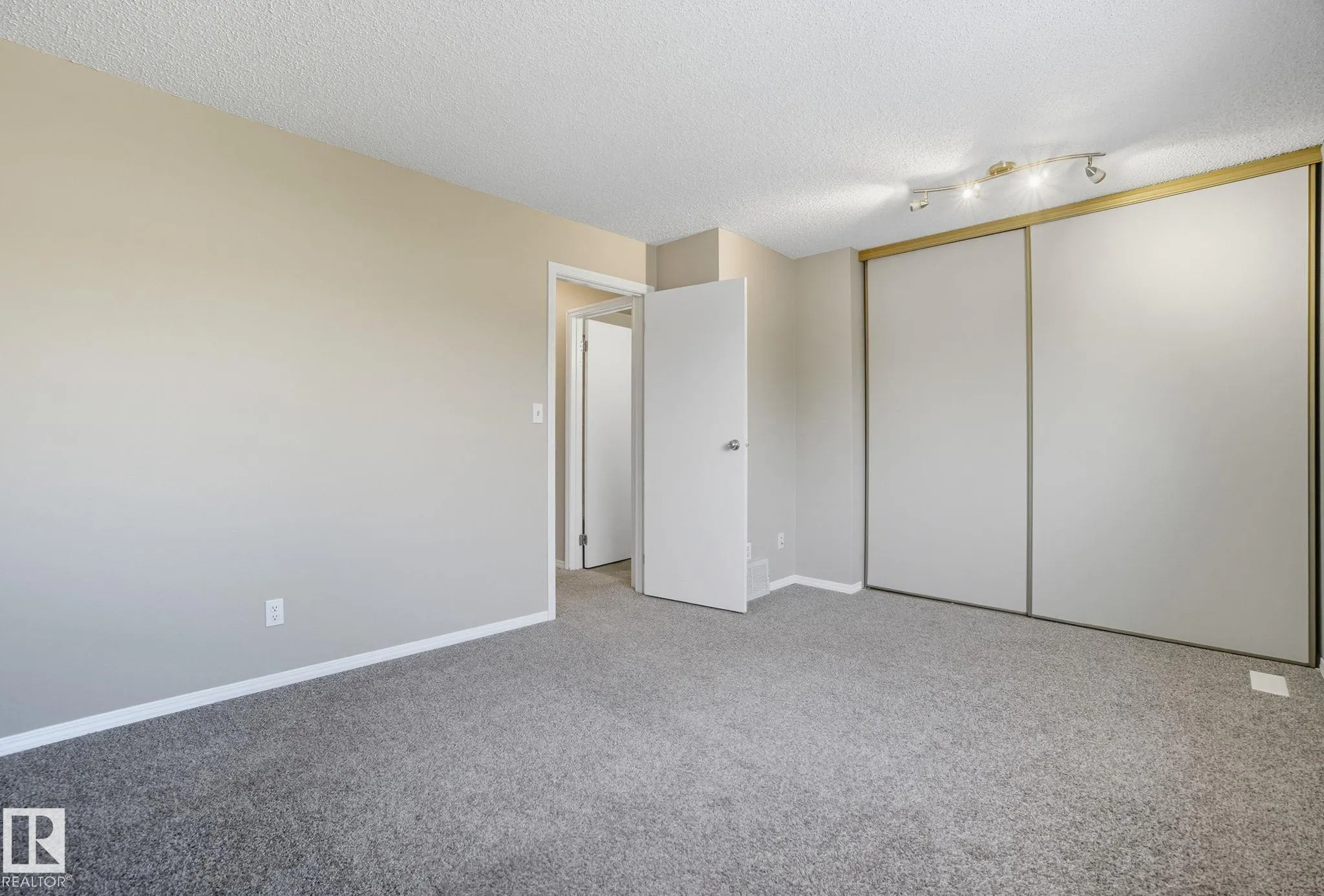121 KIRKWOOD Way