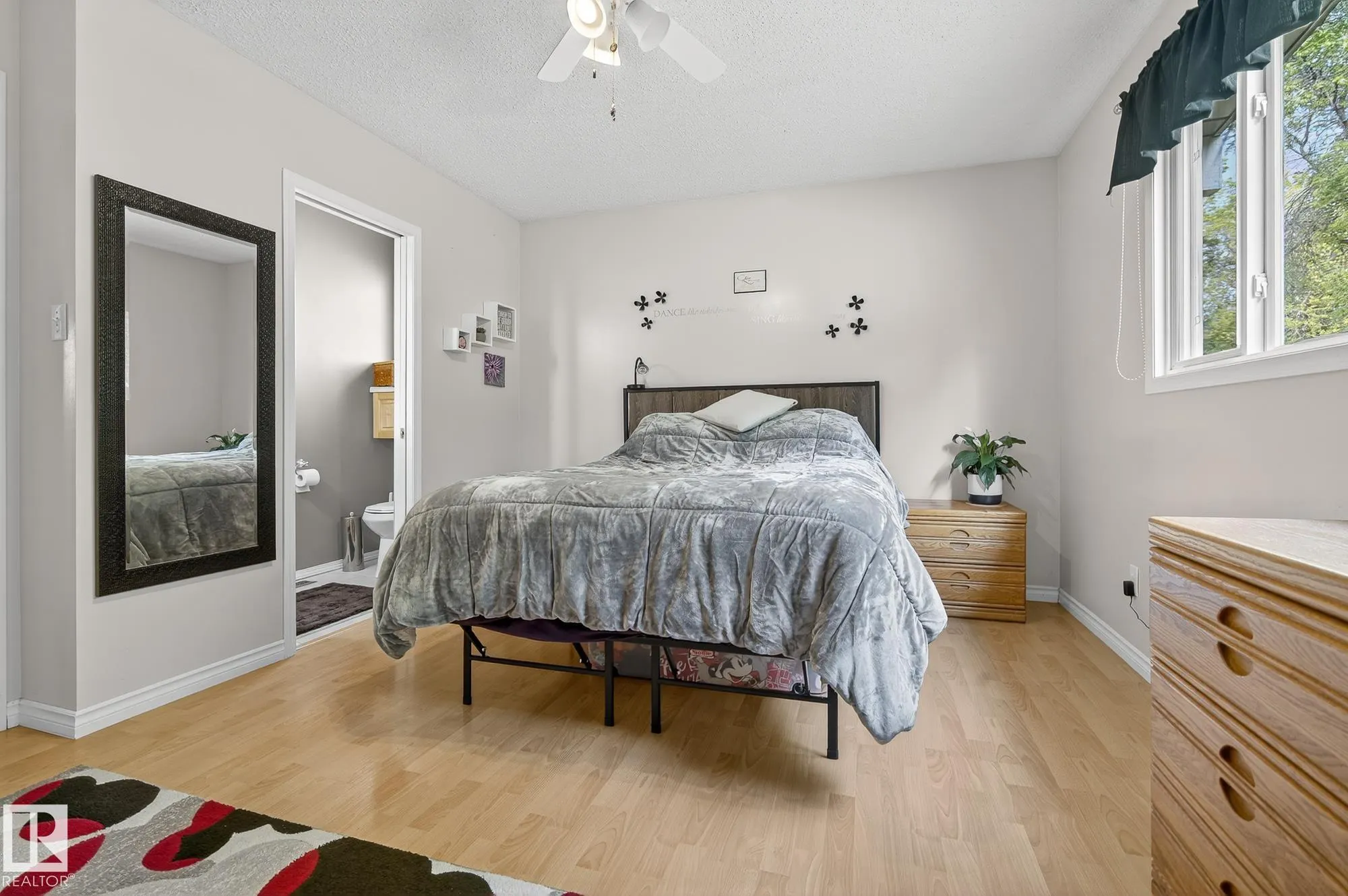 4 FINCH Crescent