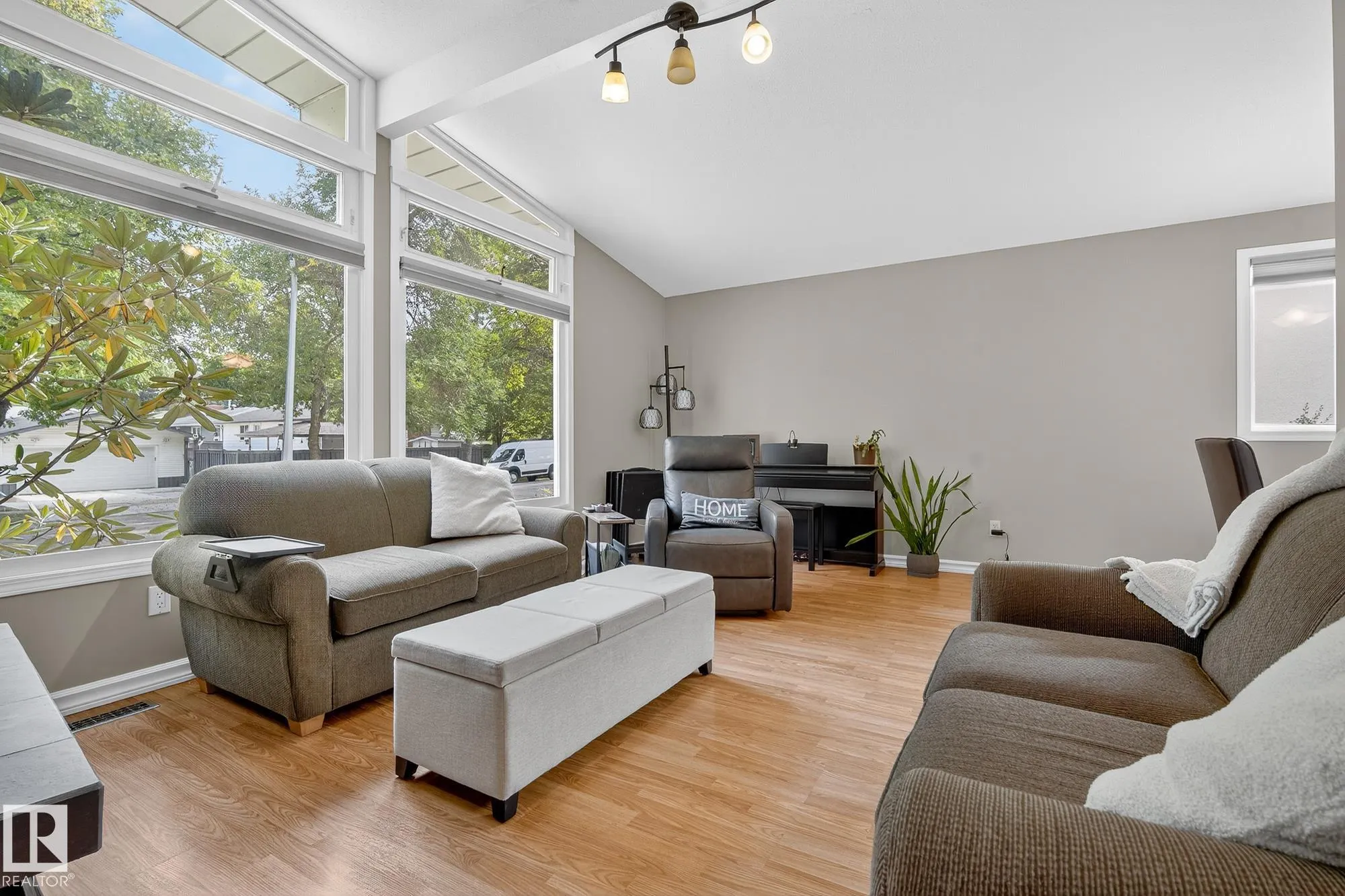 4 FINCH Crescent