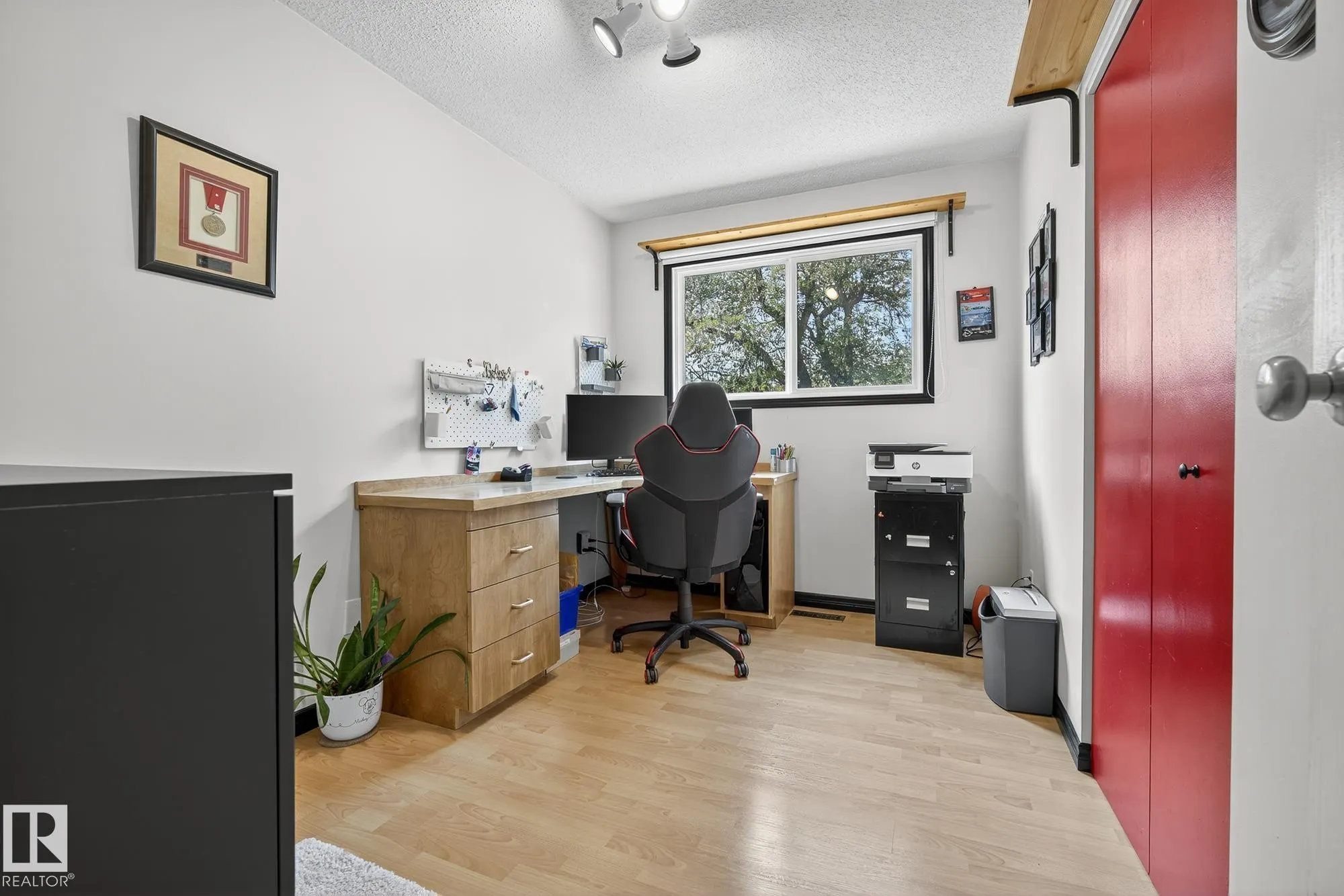 4 FINCH Crescent