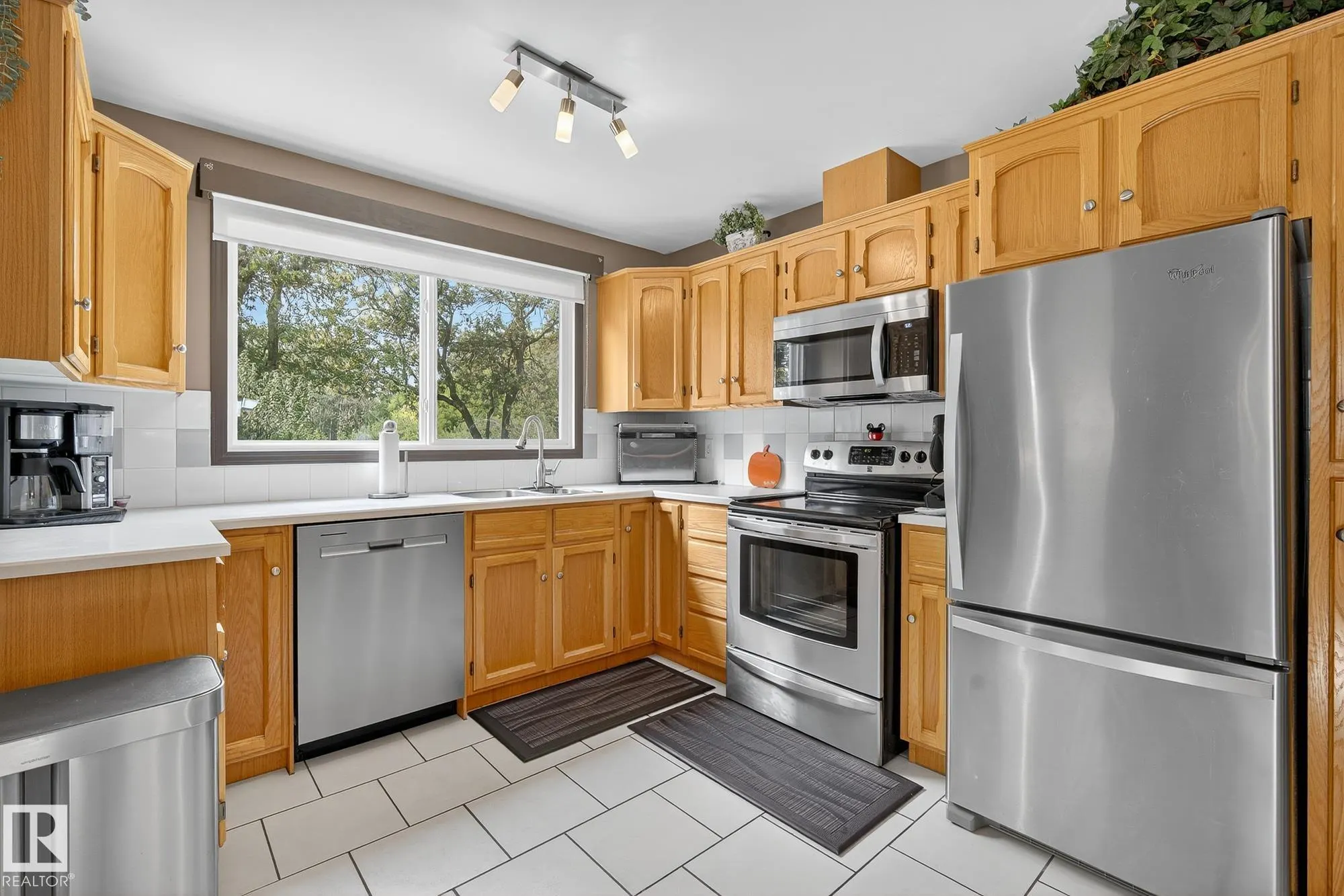 4 FINCH Crescent