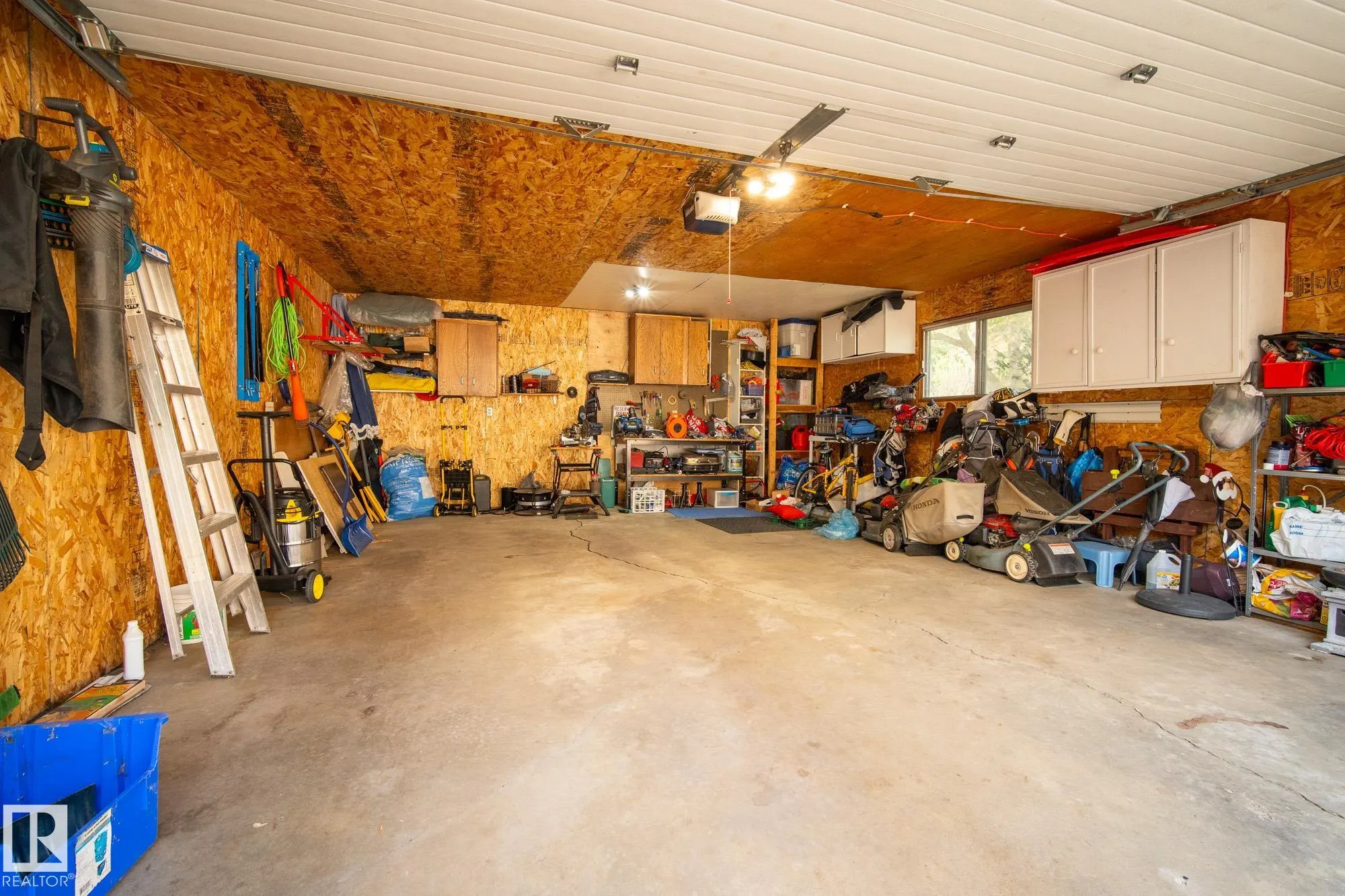 4 FINCH Crescent