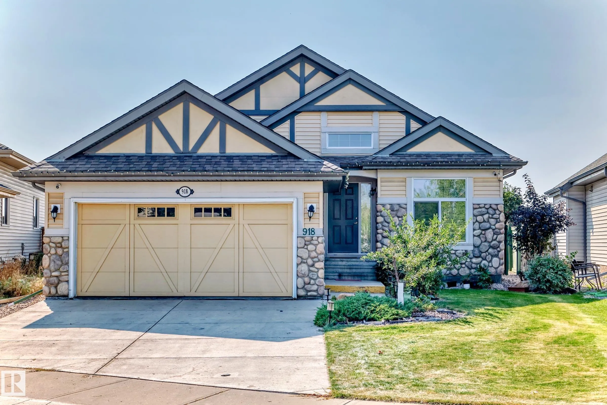 918 CHAHLEY Crescent