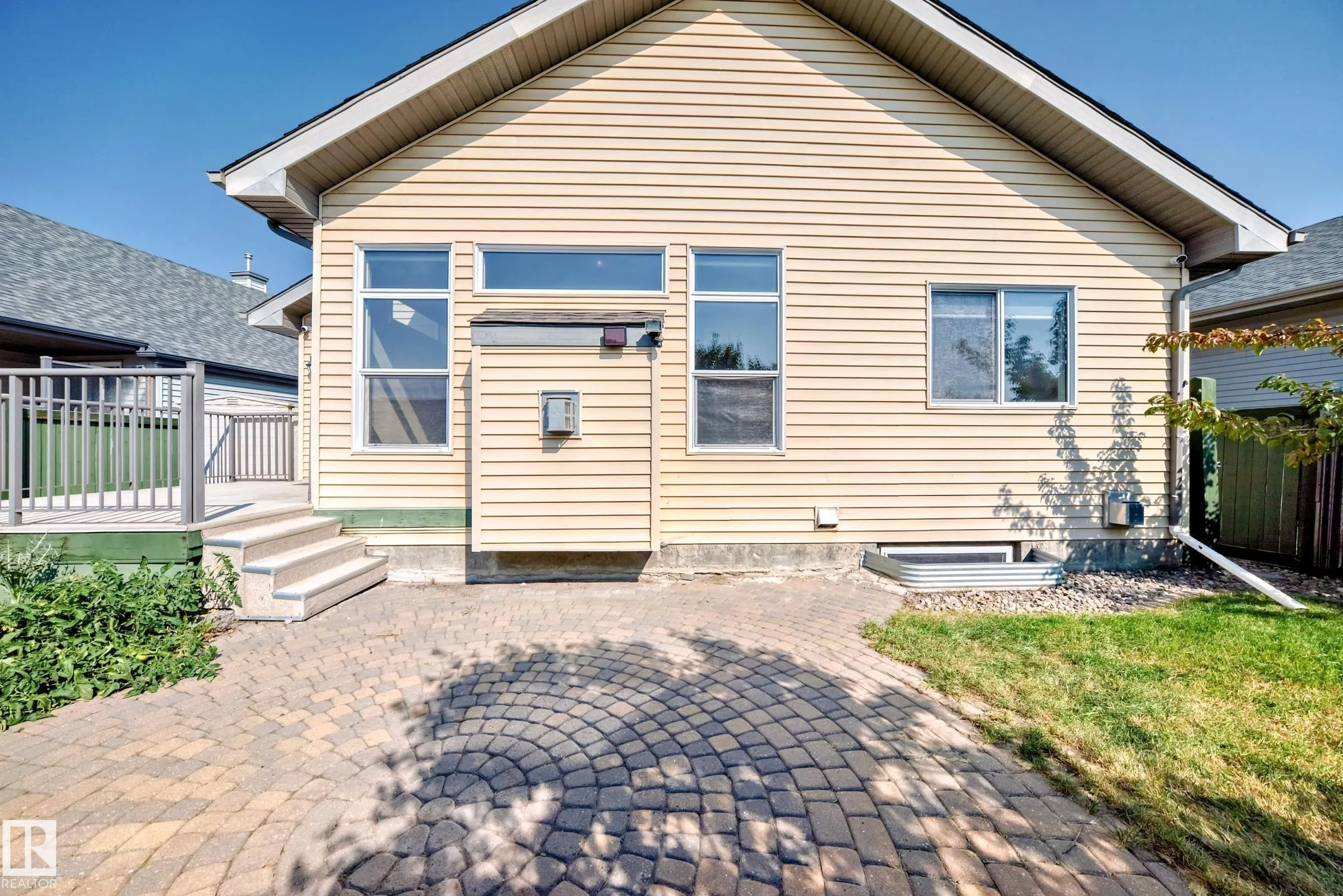 918 CHAHLEY Crescent