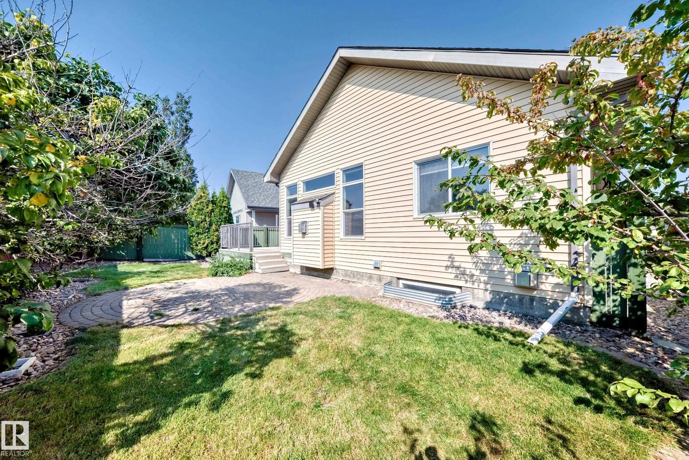 918 CHAHLEY Crescent