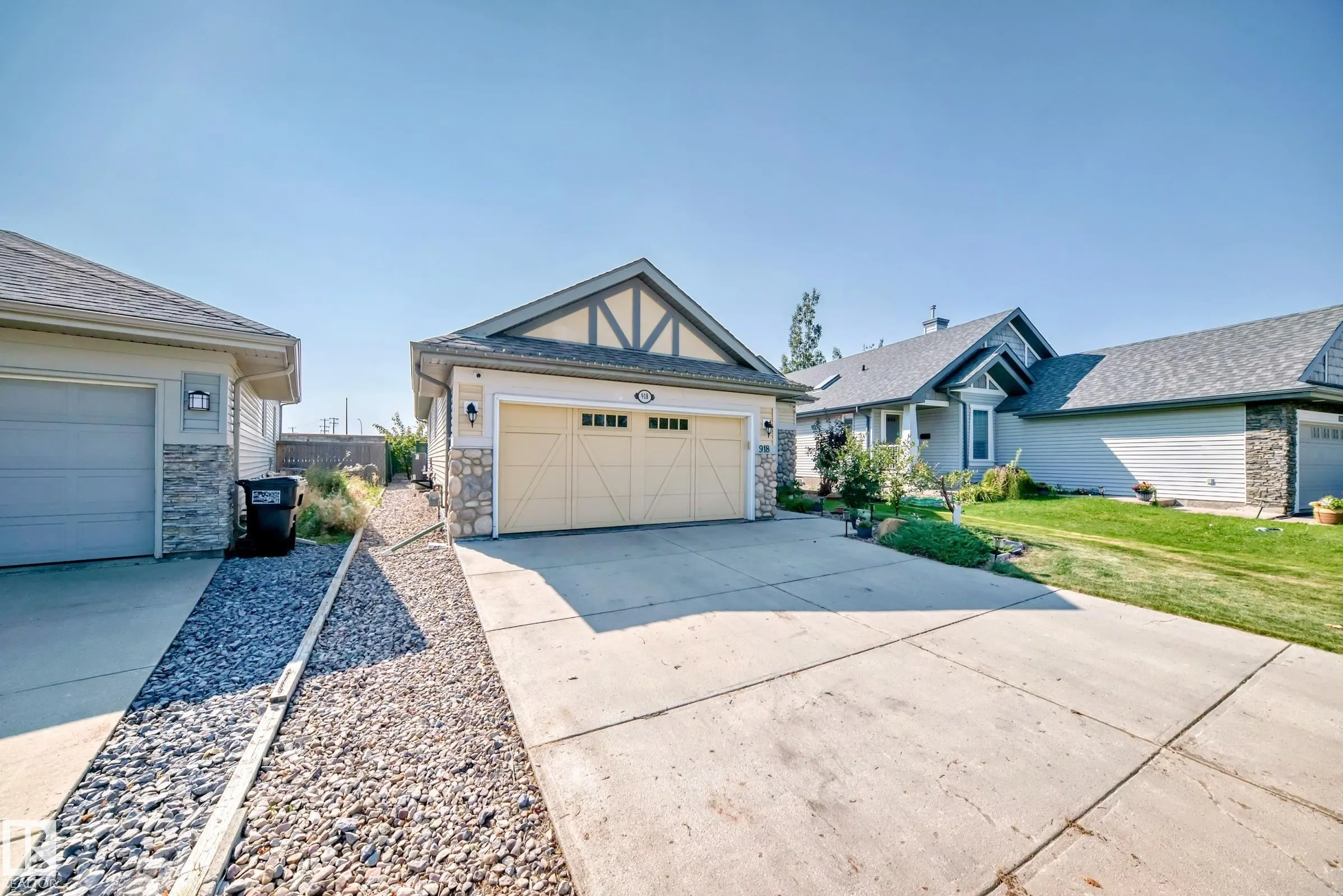 918 CHAHLEY Crescent