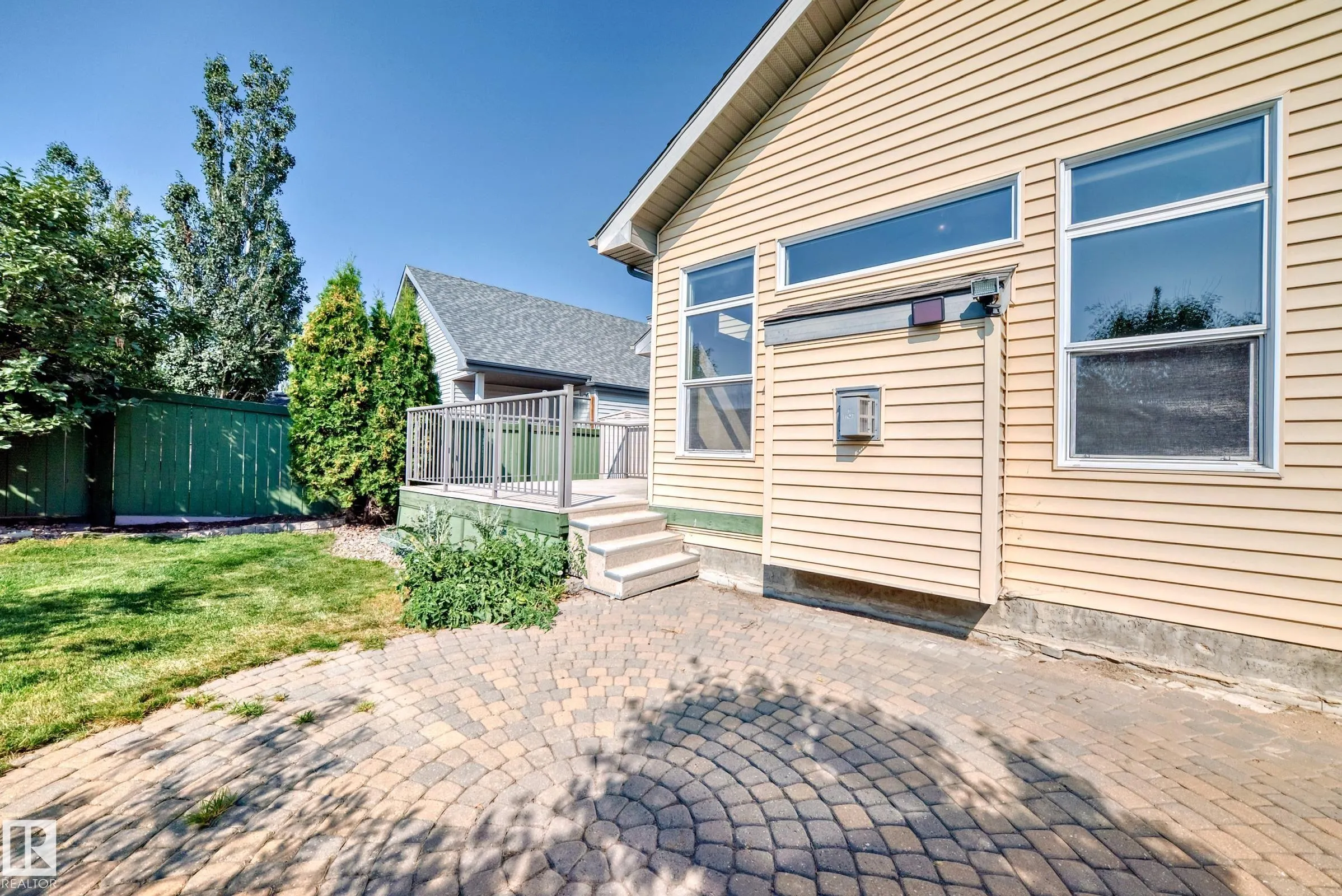 918 CHAHLEY Crescent