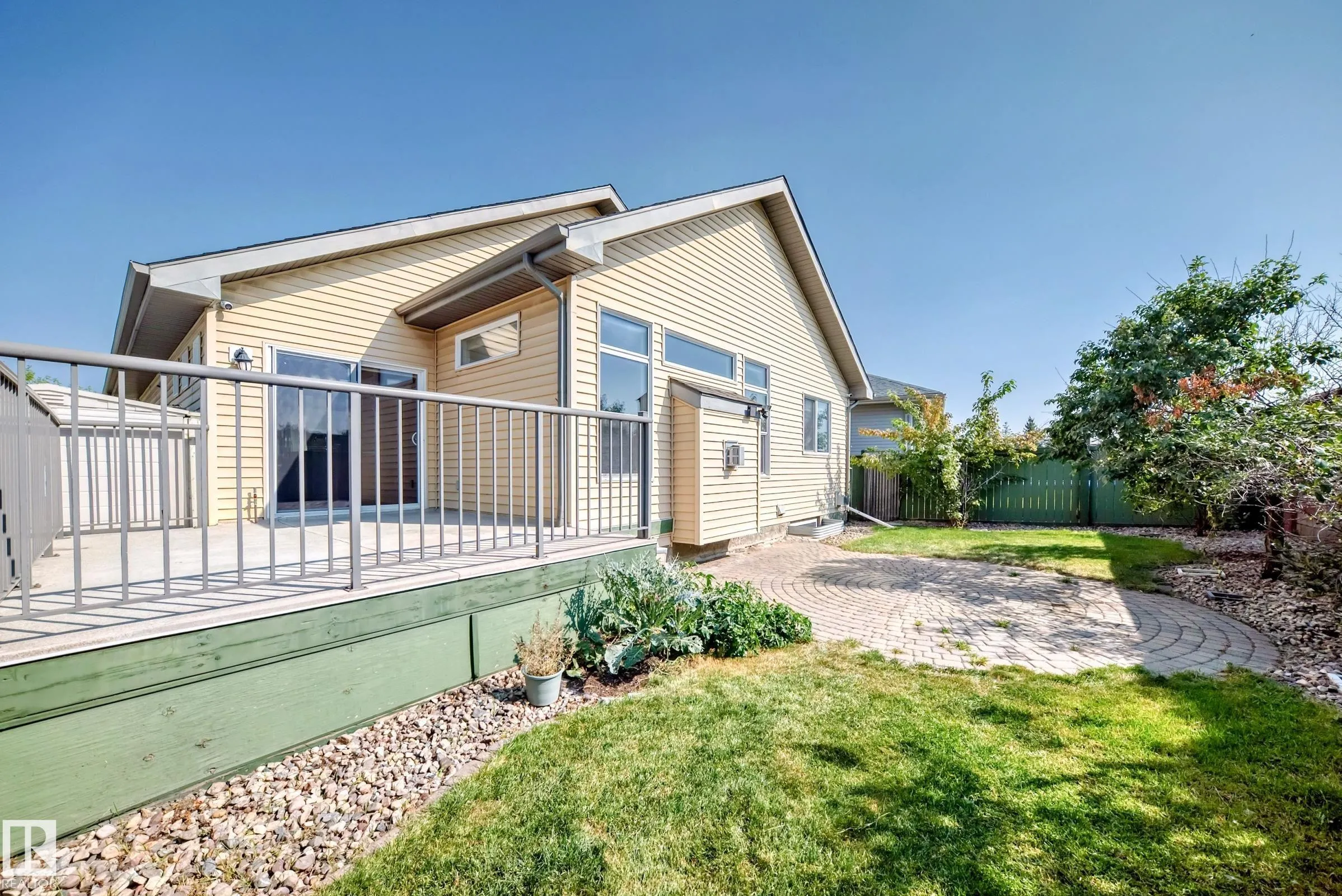918 CHAHLEY Crescent