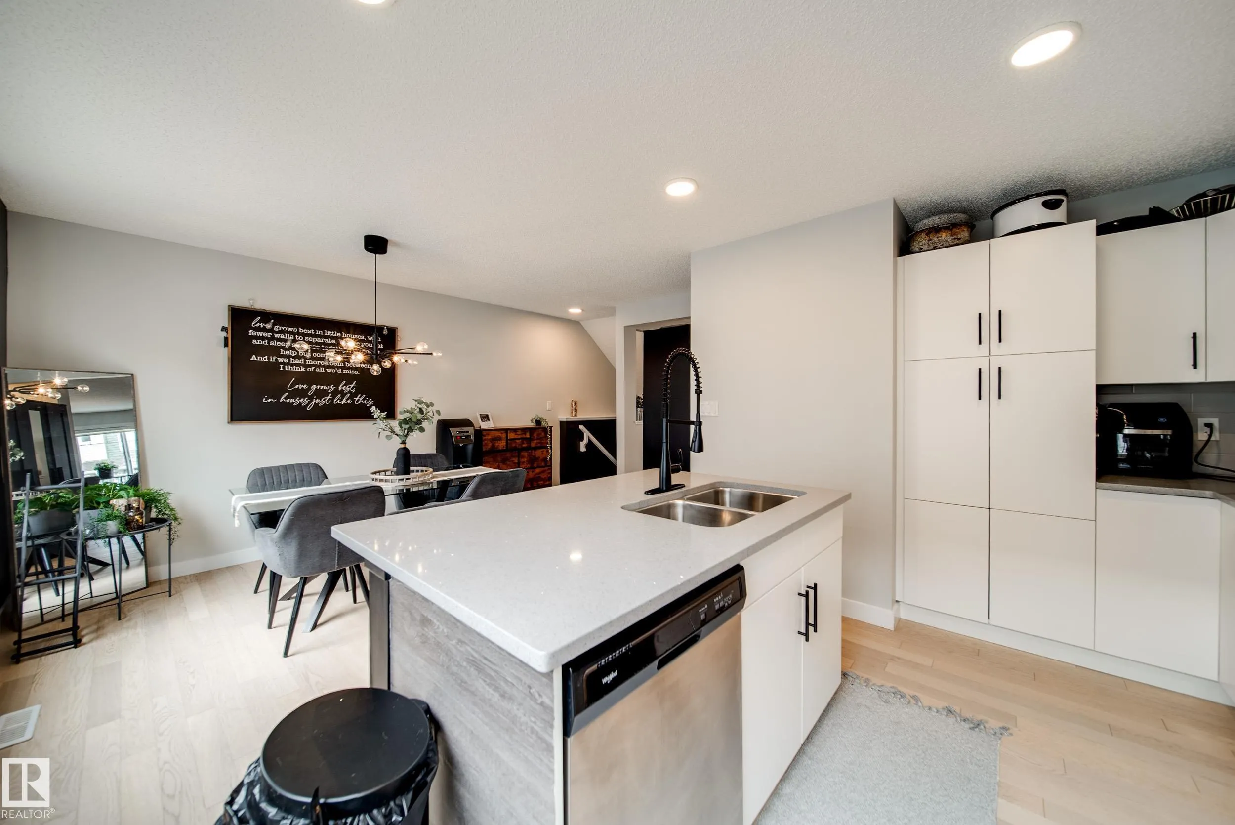 2922 MAPLE Way