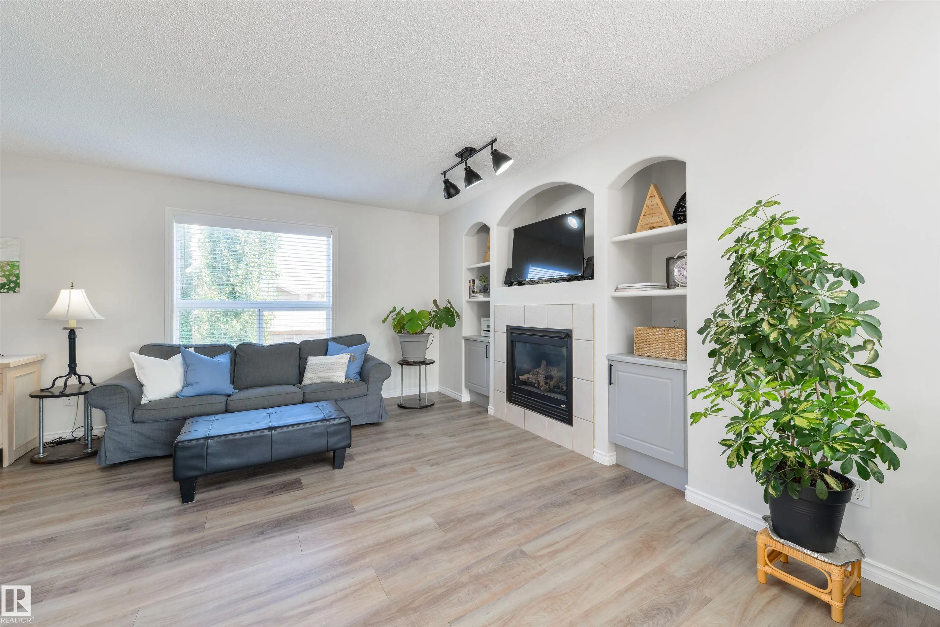 13 WILLIS Crescent