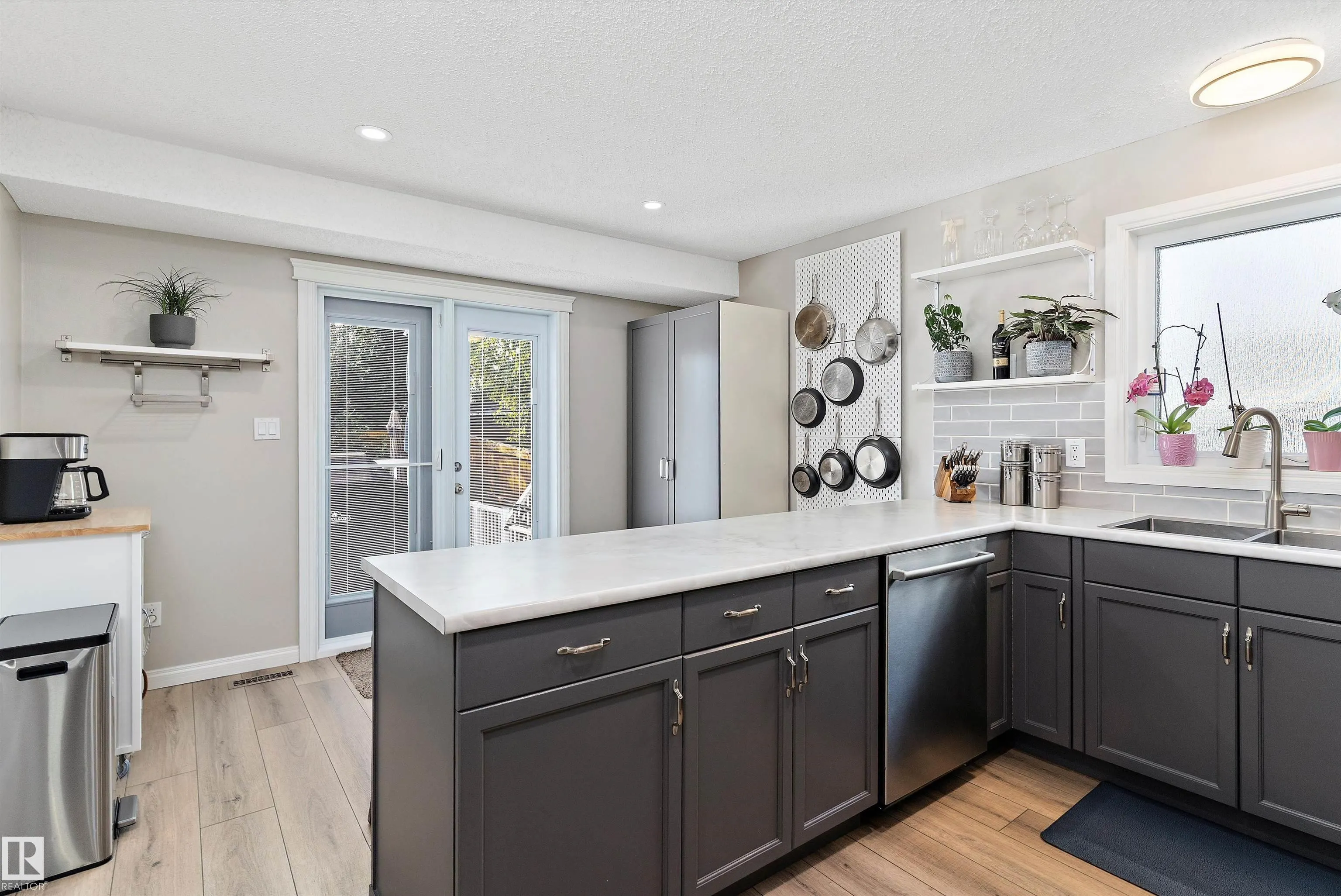 77 Meadowview Drive