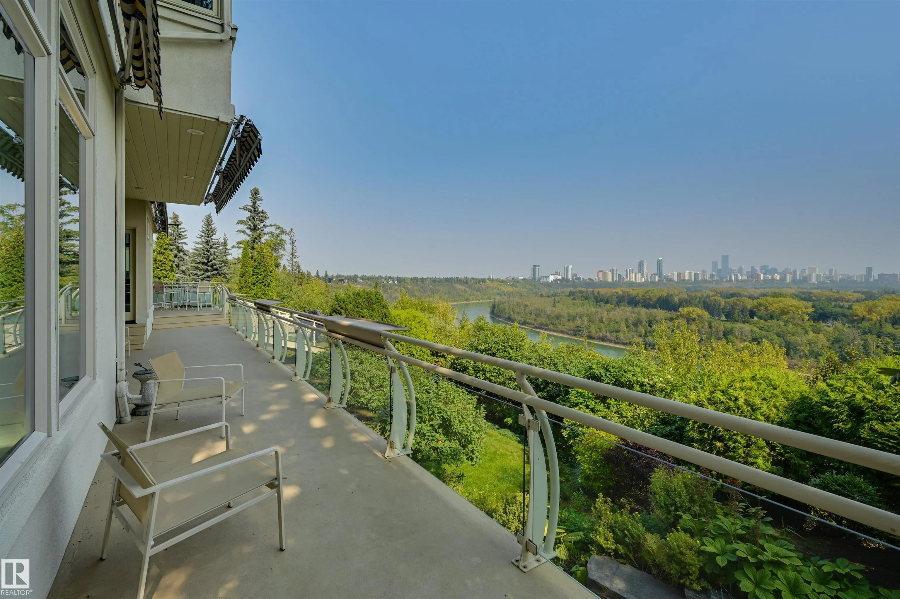 28 RIVERSIDE Crescent