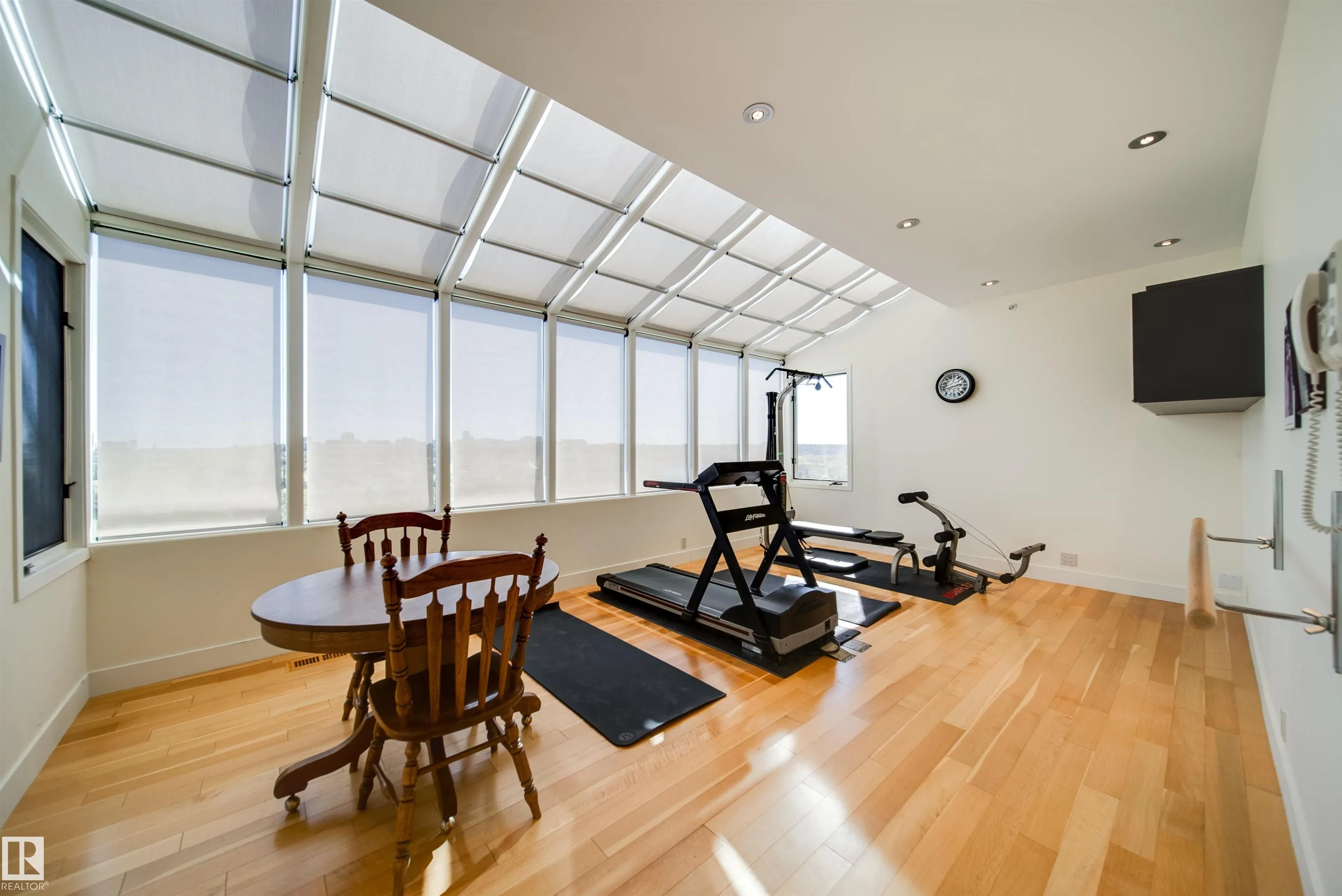 28 RIVERSIDE Crescent
