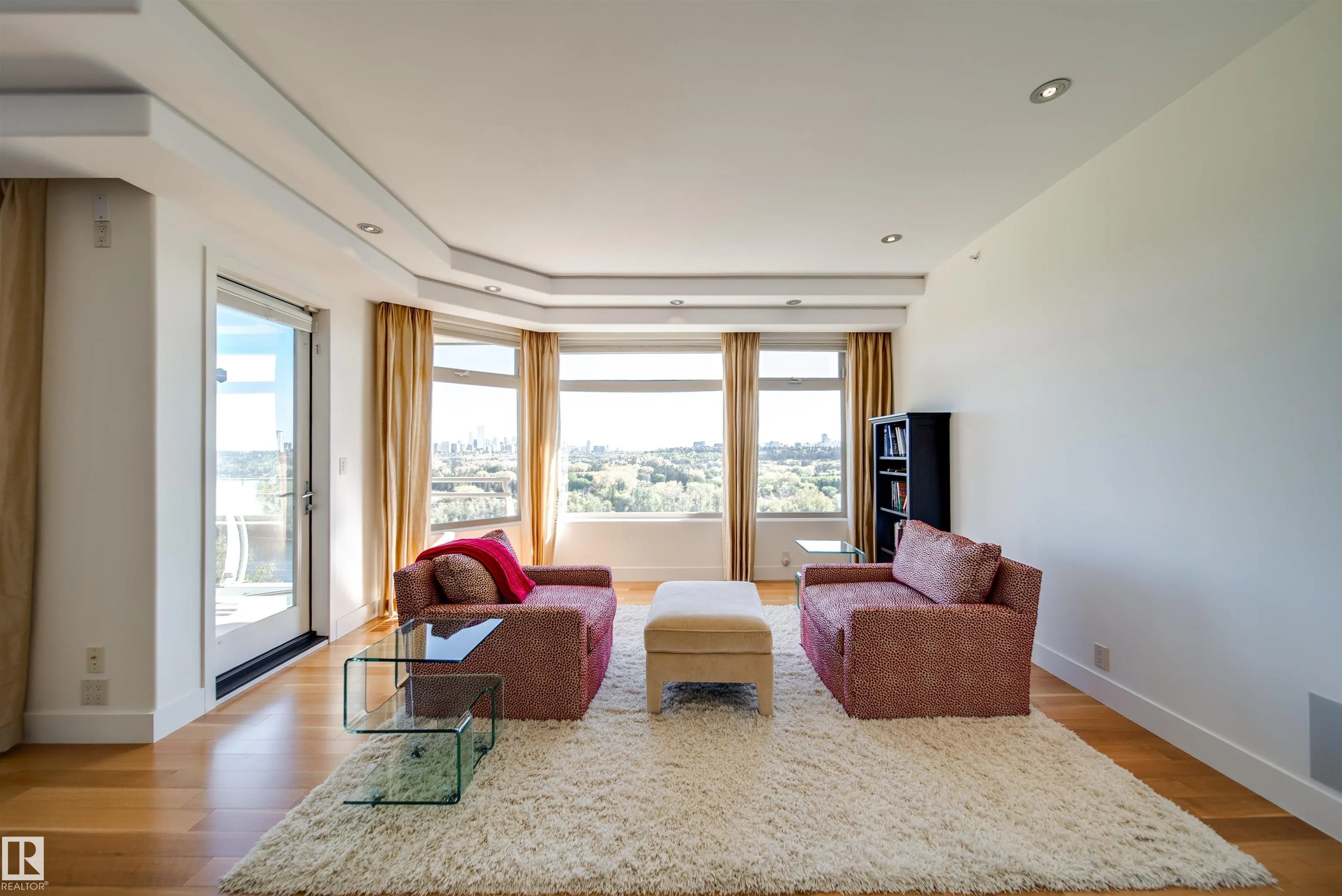 28 RIVERSIDE Crescent