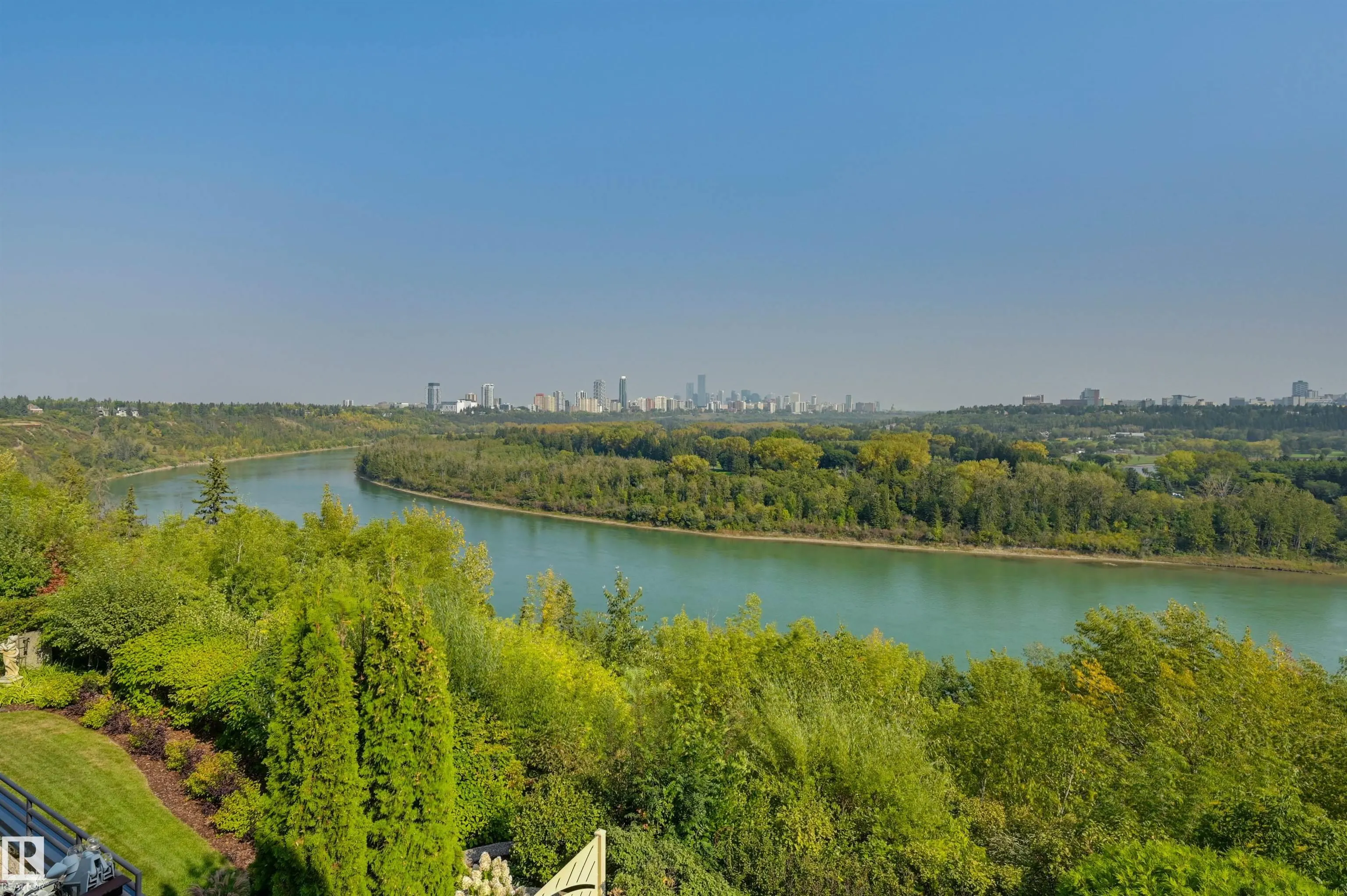 28 RIVERSIDE Crescent