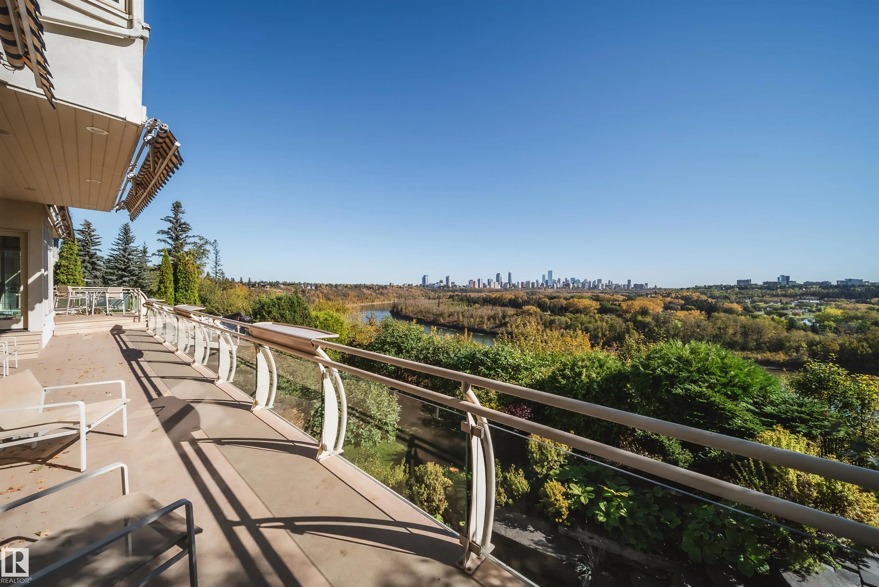 28 RIVERSIDE Crescent