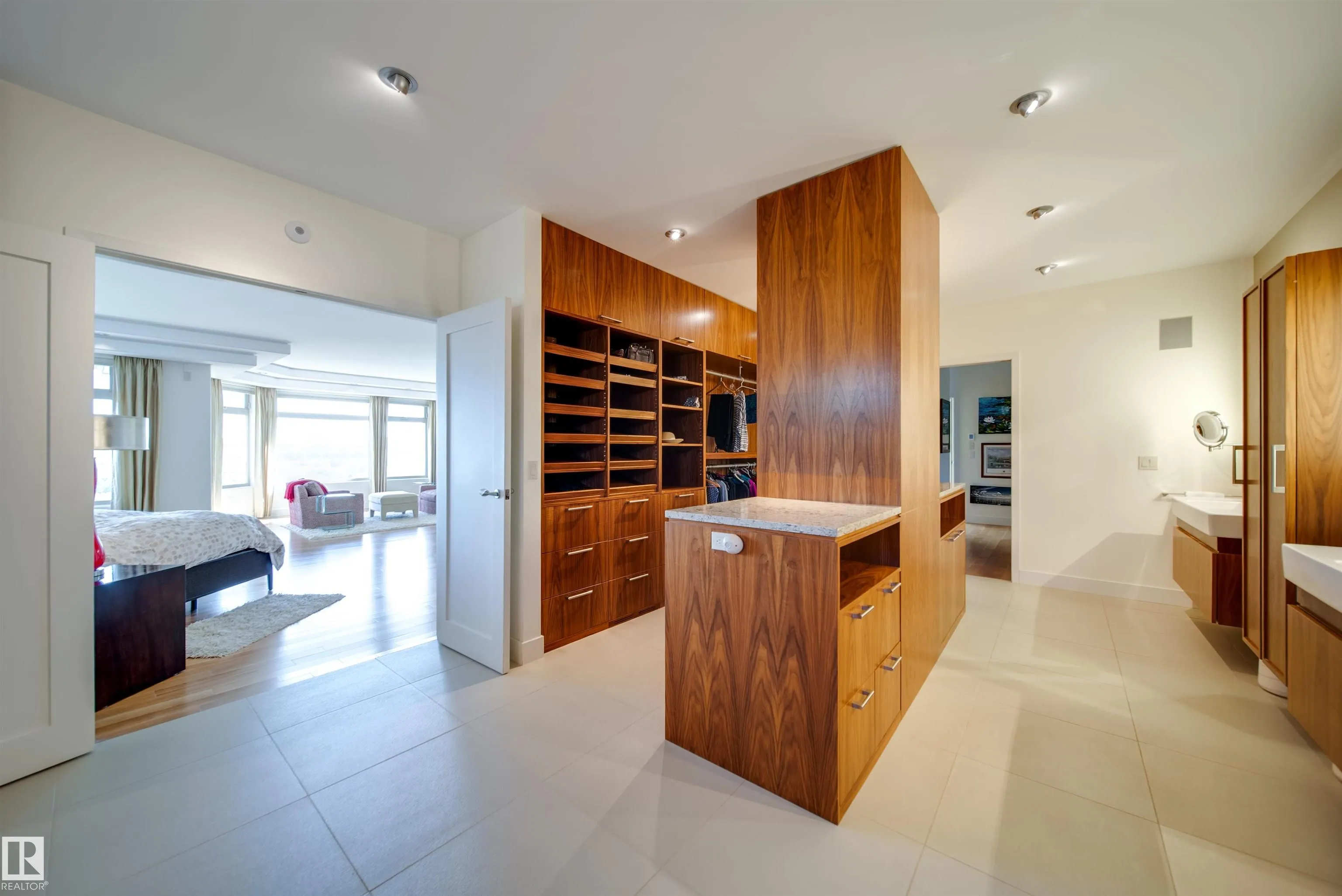 28 RIVERSIDE Crescent