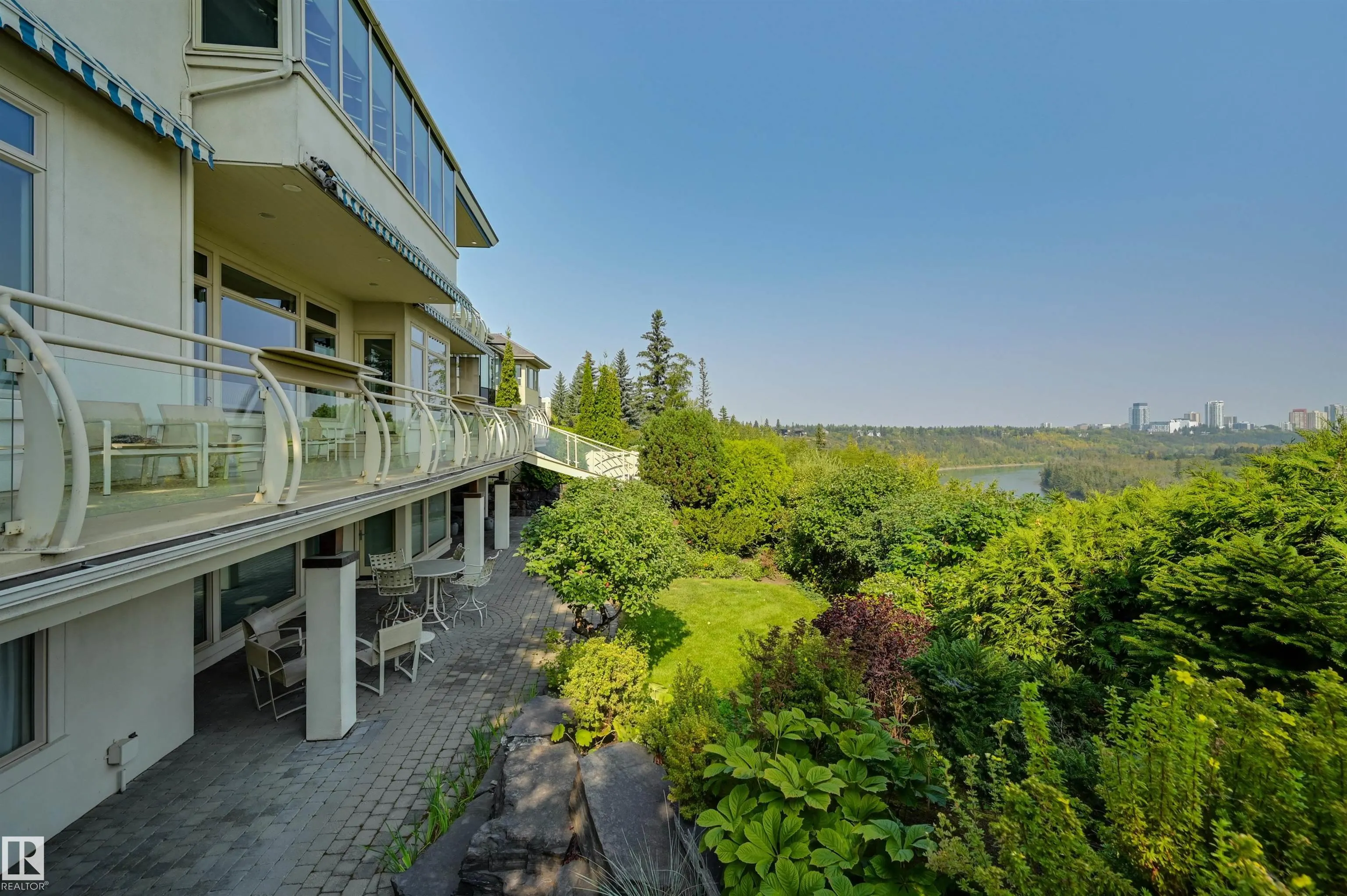 28 RIVERSIDE Crescent