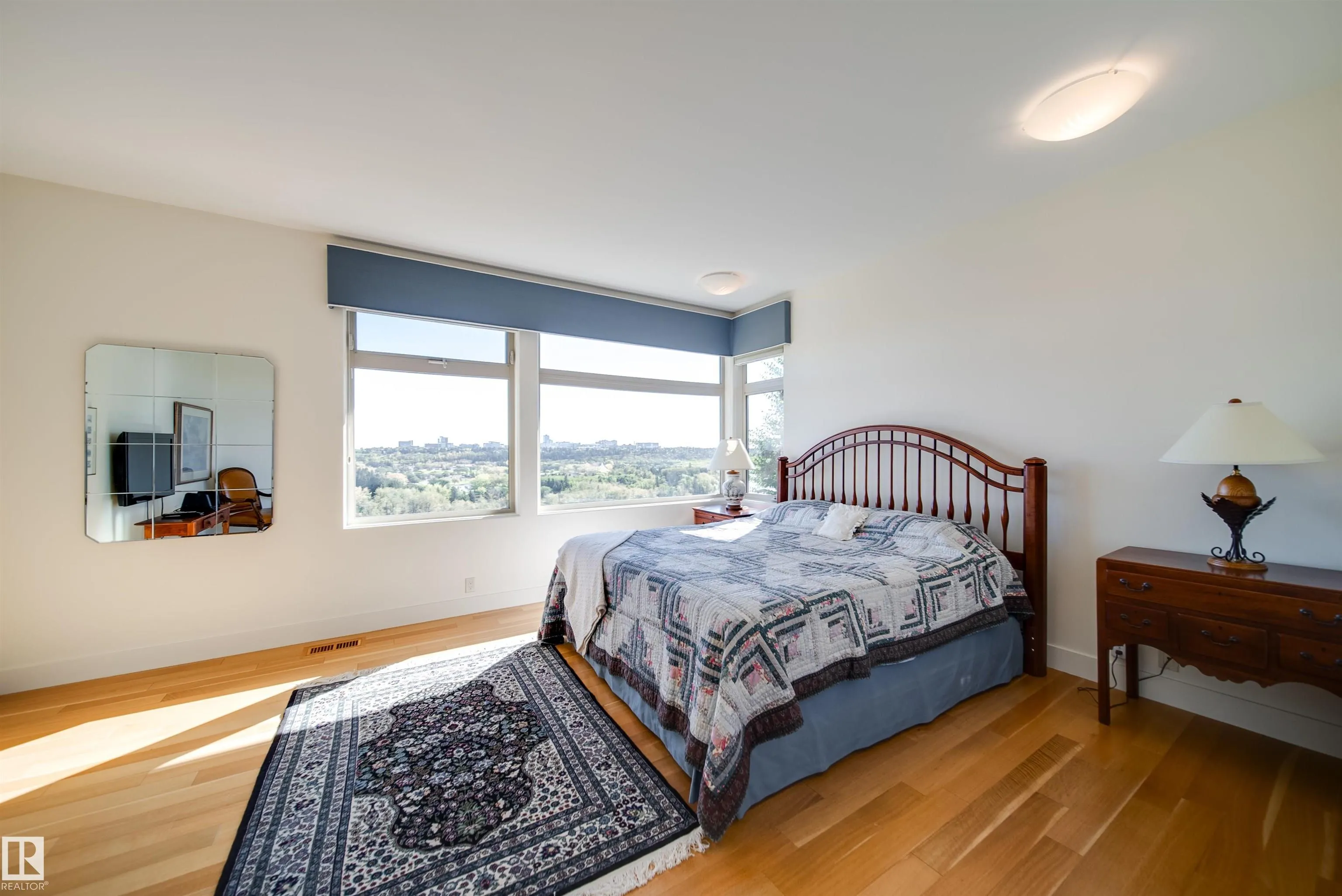 28 RIVERSIDE Crescent