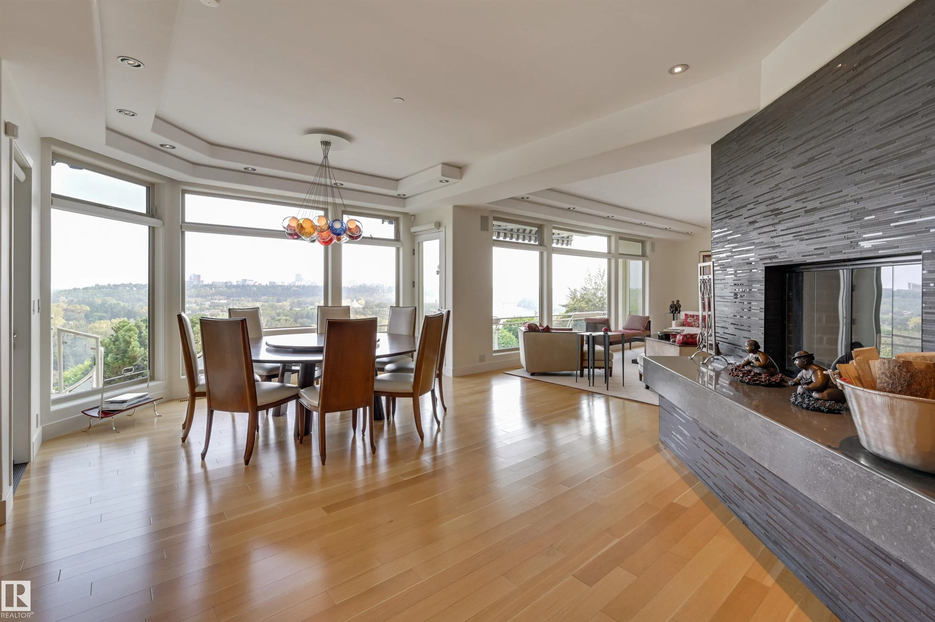 28 RIVERSIDE Crescent