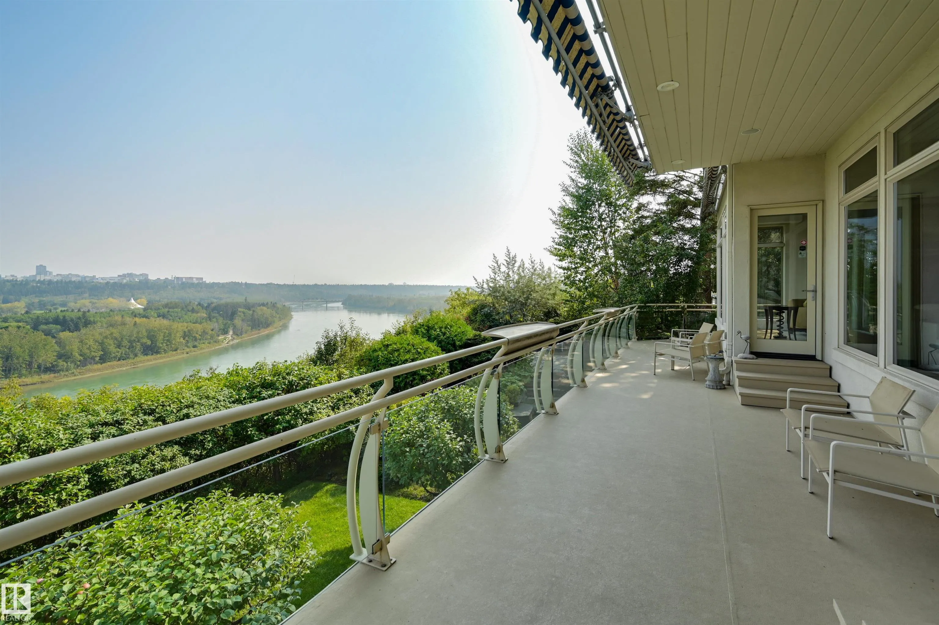 28 RIVERSIDE Crescent
