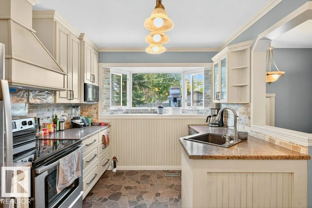 15 SUNNYSIDE Crescent