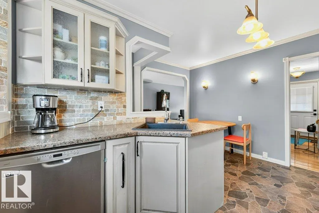 15 SUNNYSIDE Crescent