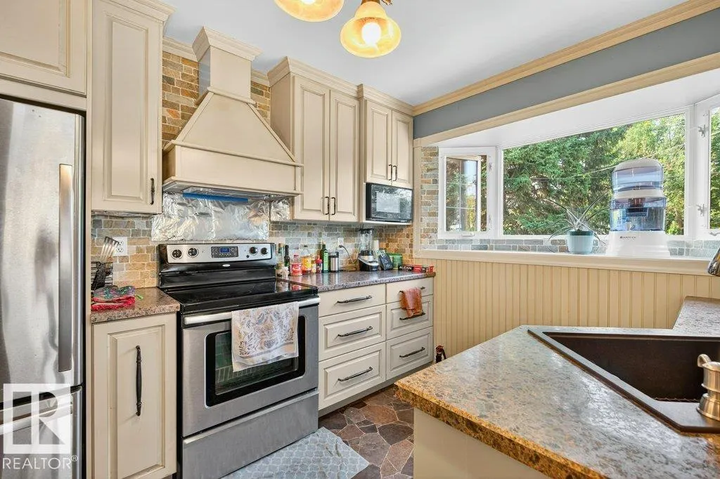 15 SUNNYSIDE Crescent